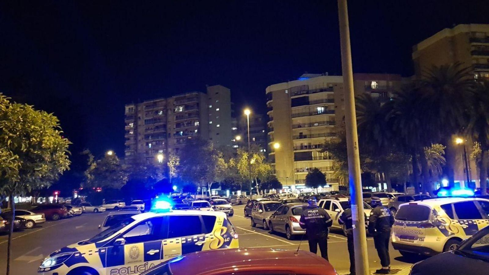 Un patrullero vigila el consumo de alcohol junto al Hospital Macarena