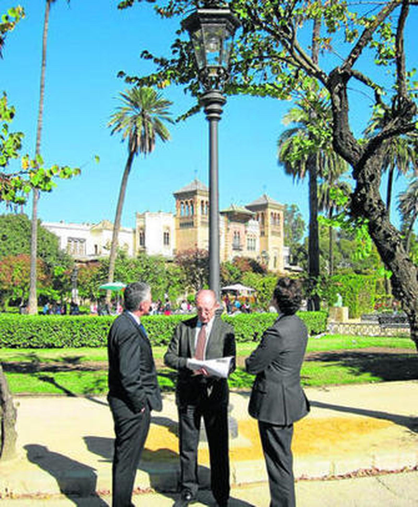 La Plaza de América luce las antiguas farolas de la Alameda de Hércules