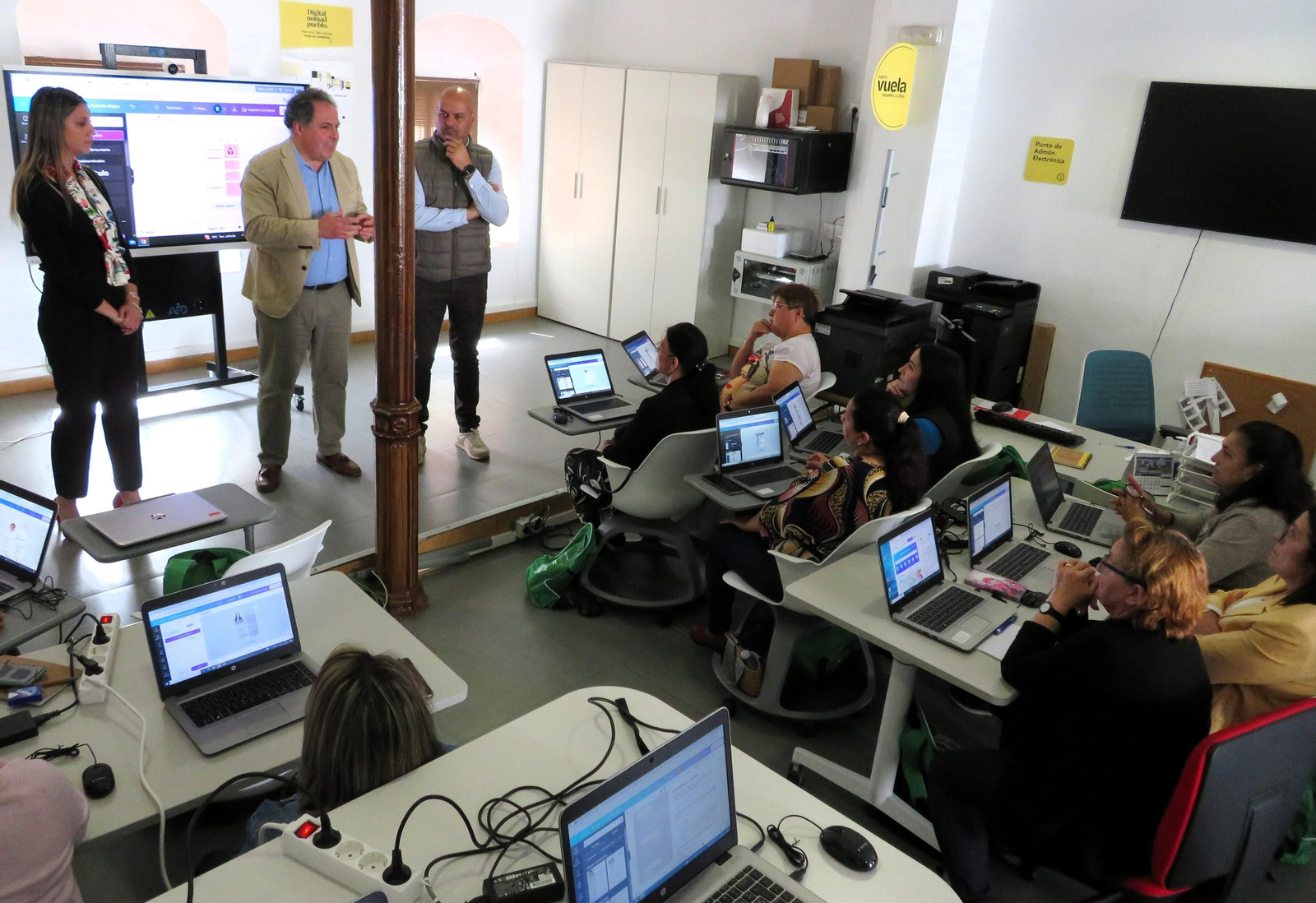 Juan Carlos Duarte visita a un grupo de alumnas del curso en Zalamea.