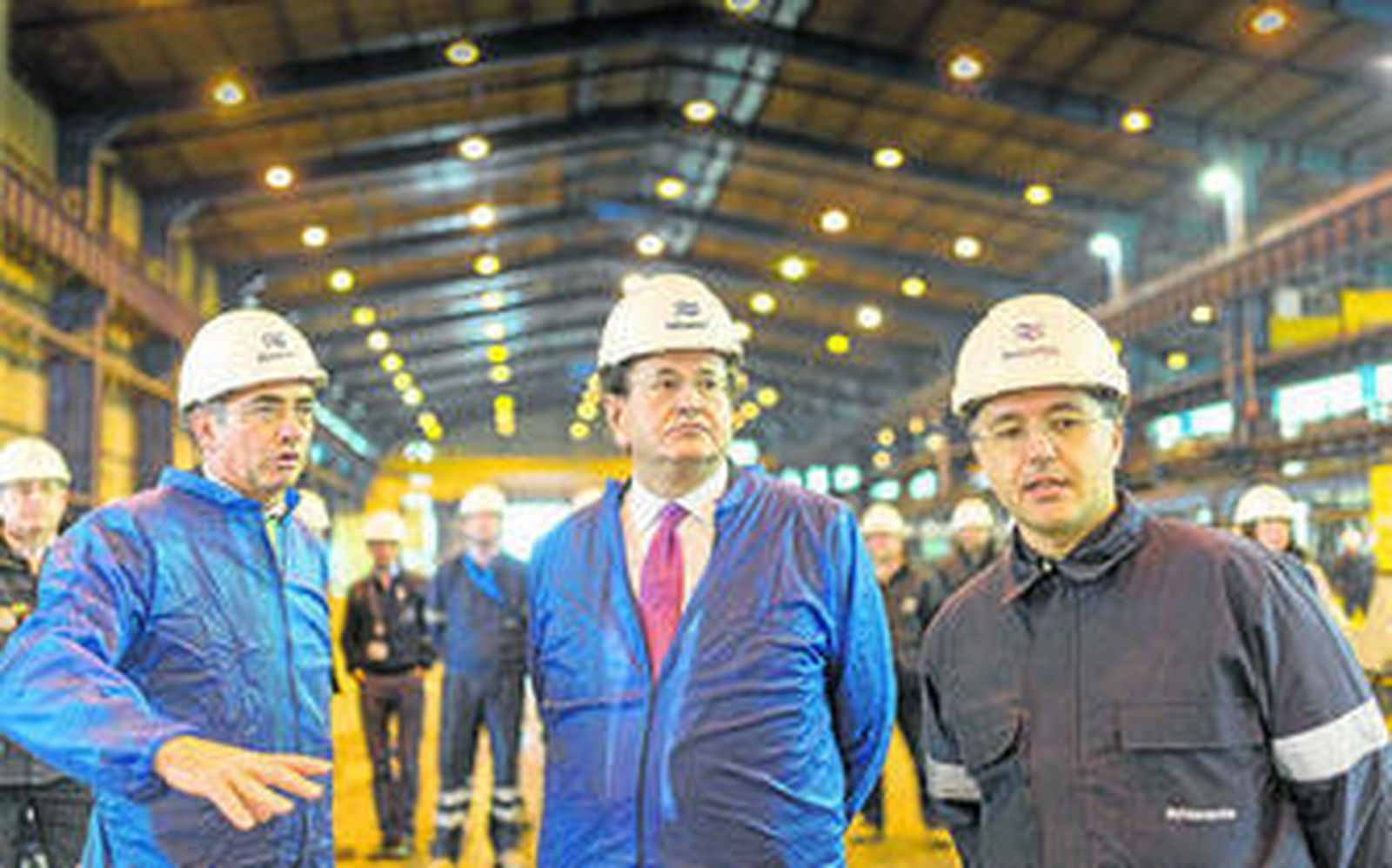 El director del astillero, Pablo López (izquierda), junto al presidente de Navantia, José Manuel Revuelta; y el director del programa, Cándido Alonso.