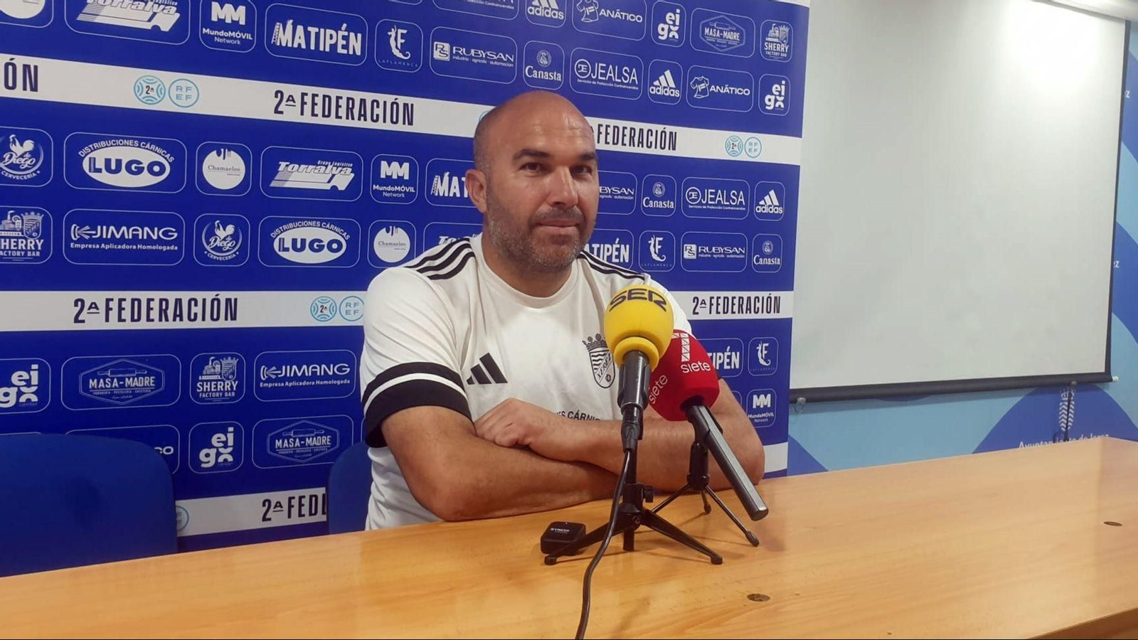 Diego Galiano, técnico del Xerez CD, apuesta por sumar los tres puntos ante el Almería B.