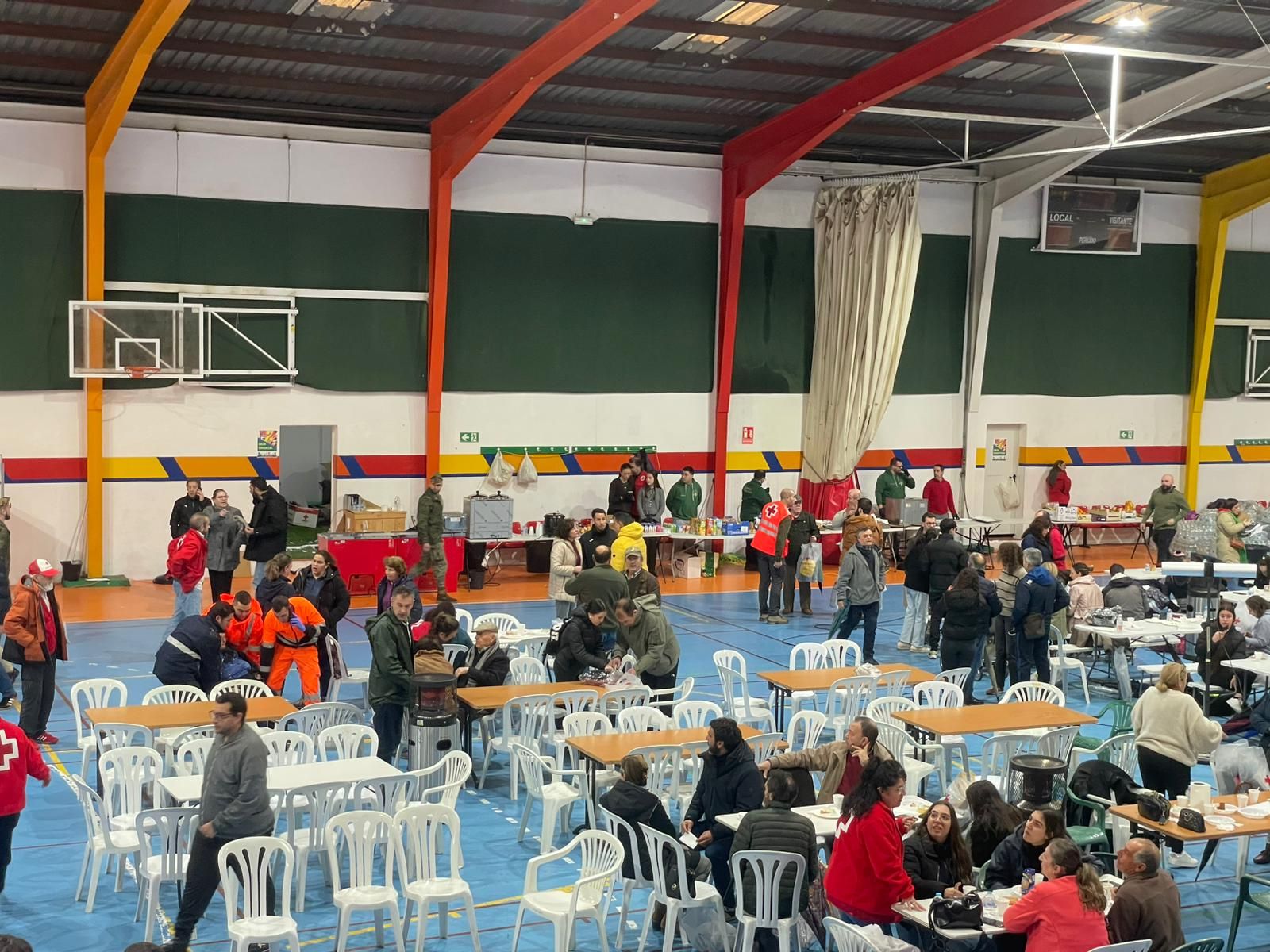 Vecinos de Grazalema en el pabellón "El Fuerte" de Ronda