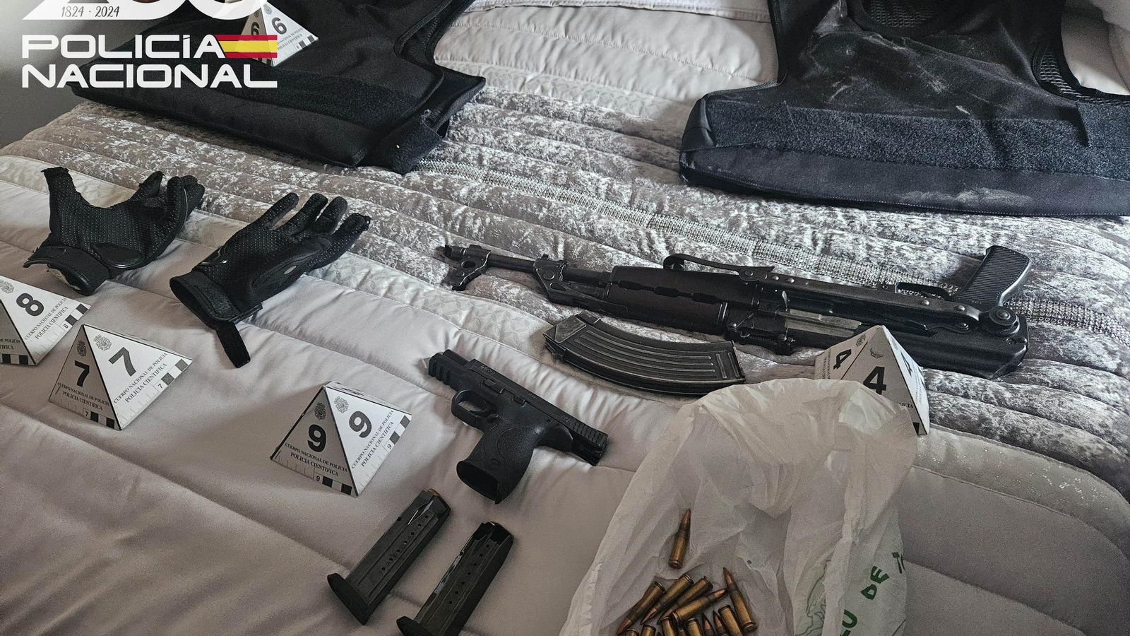 Material y armas intervenidas.