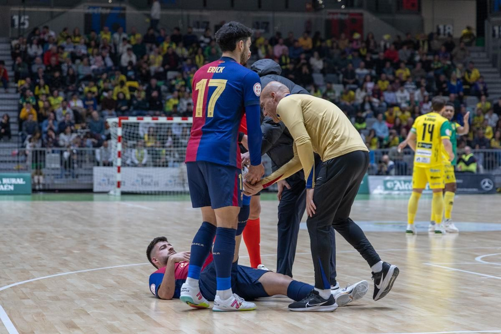 La fiesta amarilla en la goleada del Jaén FS al Barça, en imágenes