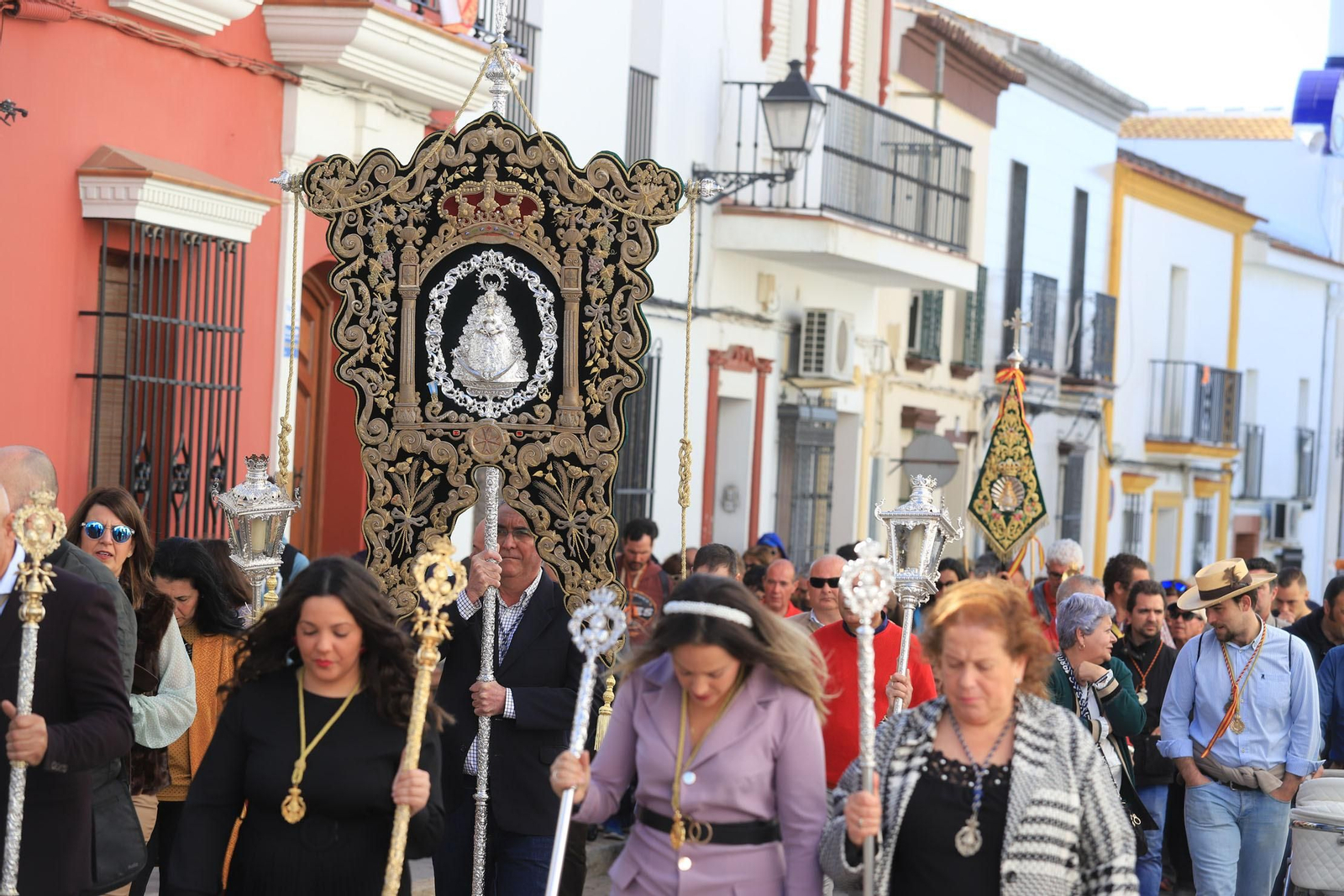 Imágenes de la llegada de la peregrinación de Emigrantes a Almonte acompañando a la Hermandad de San Juan del Puerto