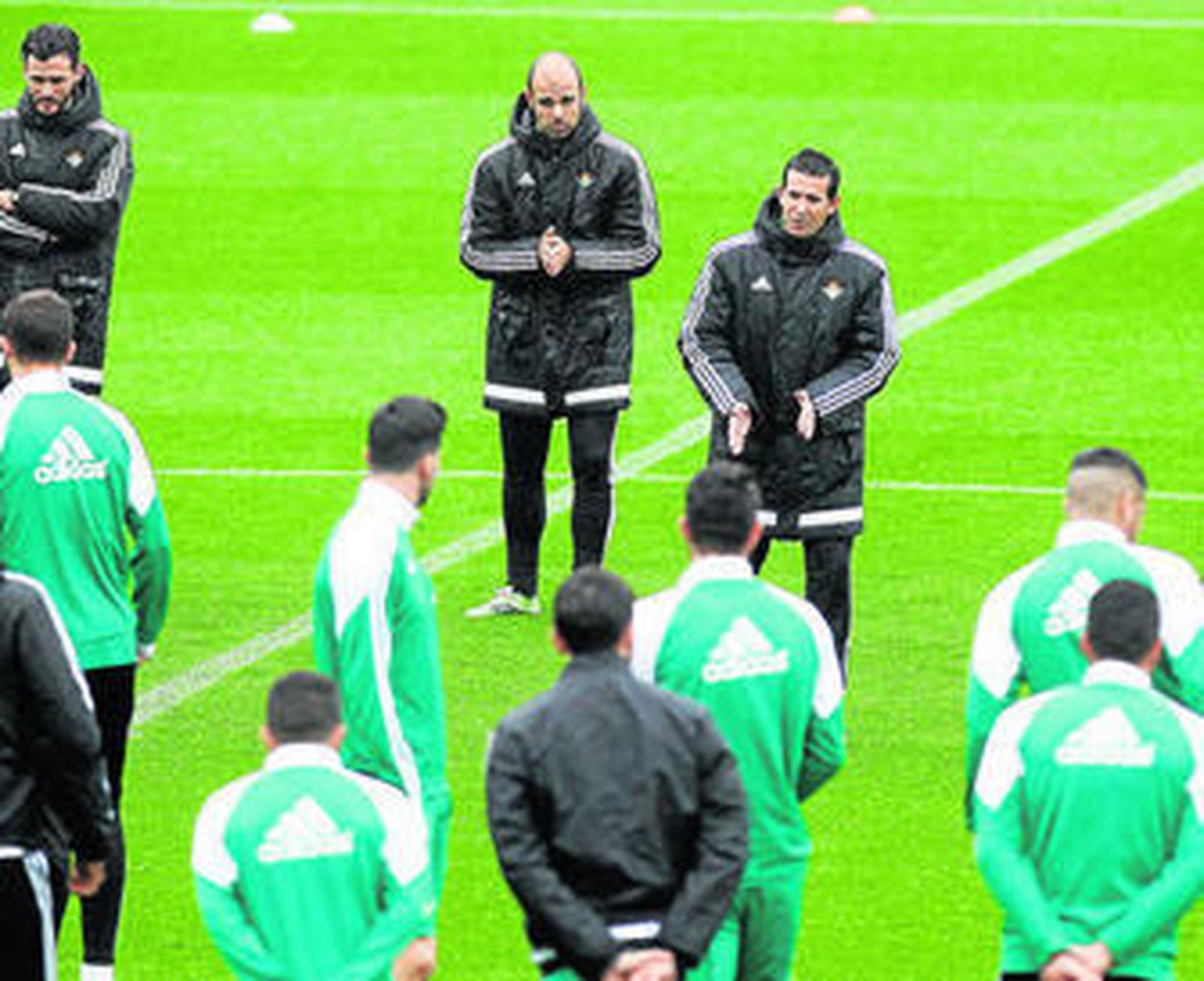 Juan Merino da instrucciones a sus jugadores durante el entrenamiento de ayer.