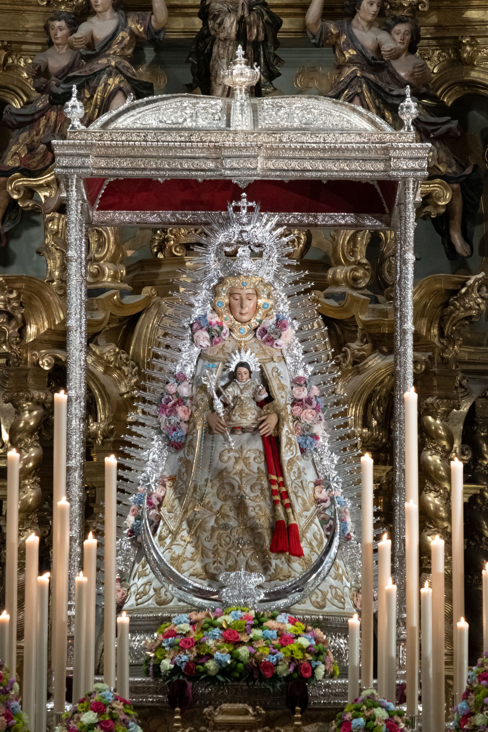La Virgen del Rocío del Salvador en su altar de cultos
