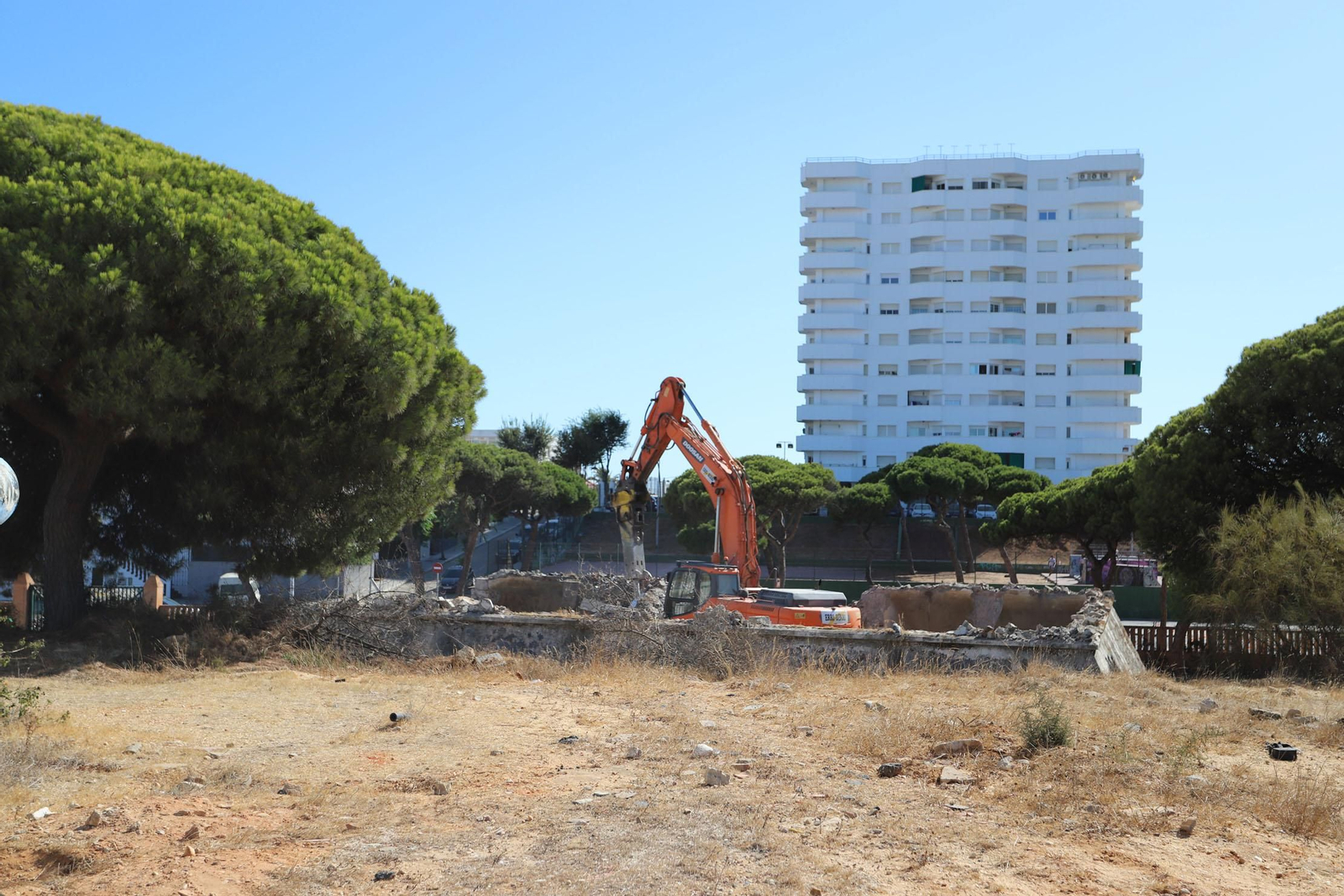 Máquinas en acción en el inicio de las obras del proyecto de las torres en 2019, posteriormente paralizado.