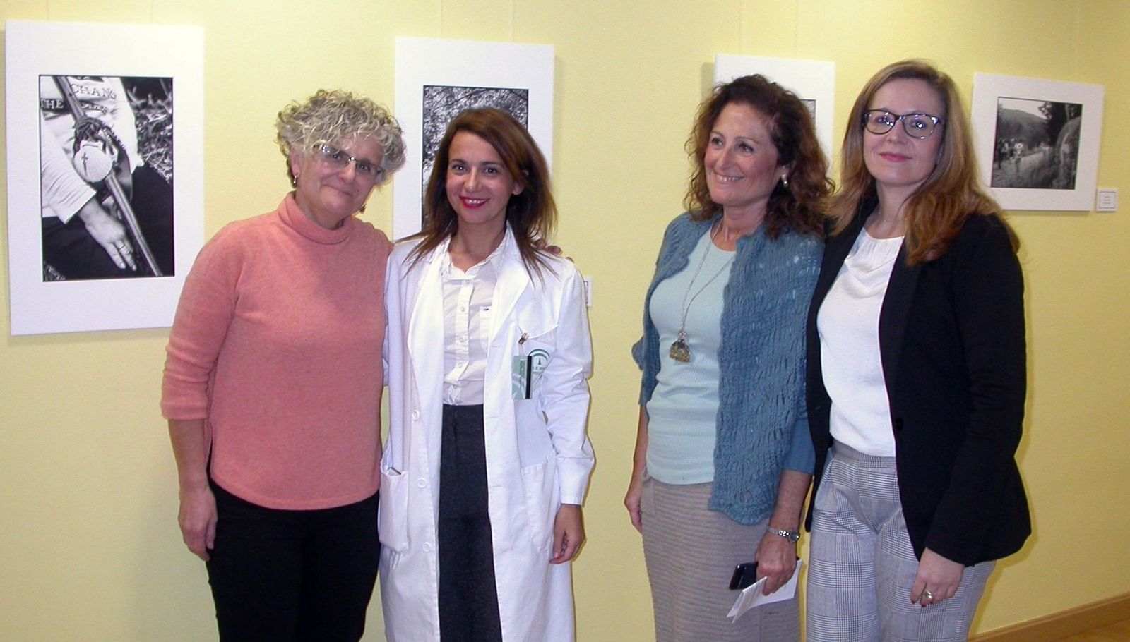 La fotógrafa y enfermera Isabel Orta, acompañada de Silvia Calzón, Mª Ángeles Fernández y Lidia Ferrera, en la apertura de la exposición.