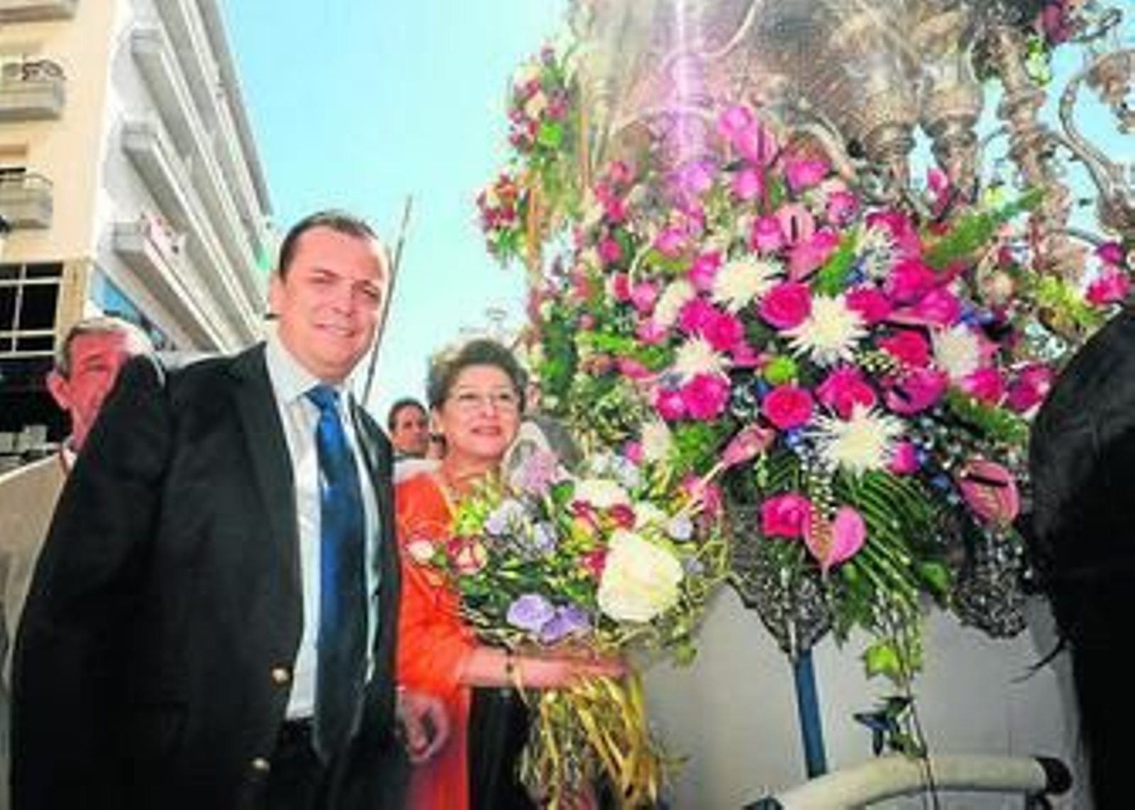 1. El alcalde se dirige a la presidenta de Emigrantes, Belén Requena, a las puertas del Ayuntamiento. 2. Ana Vives, en nombre de Huelva Información, a la espera de realizar una ofrenda al Simpecado. 3. Emilio Ponce y Cristina Rengel, en representación de Caja Rural del Sur. 4. Requena, a su llegada a la Delegación del Gobierno andaluz donde conversa con José Fiscal.  5. La esposa de Enrique Pérez Viguera fue la encargada de realizar la ofrenda floral de la Subdelegación del Gobierno,  6. Ignacio Caraballo saluda a Belén Requena.