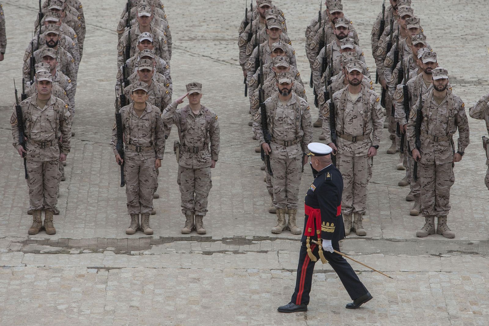 El general del TEAR, Antonio Planells, pasa revista a los infantes de Marina que mañana se marcharán a Mali.