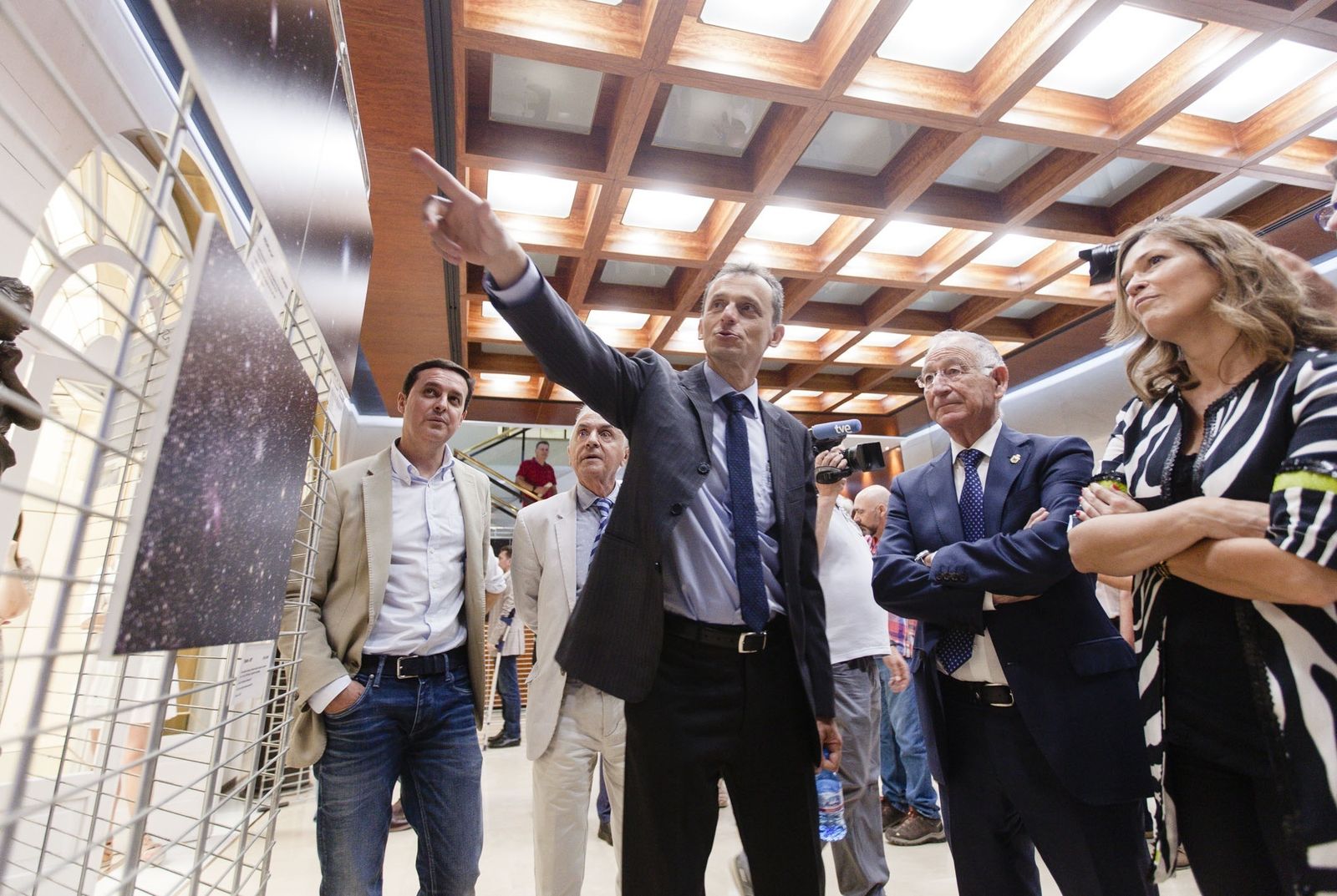 El ingeniero aeronáutico visitó en la Diputación de Almería la Exposición de Fotografía del Universo.
