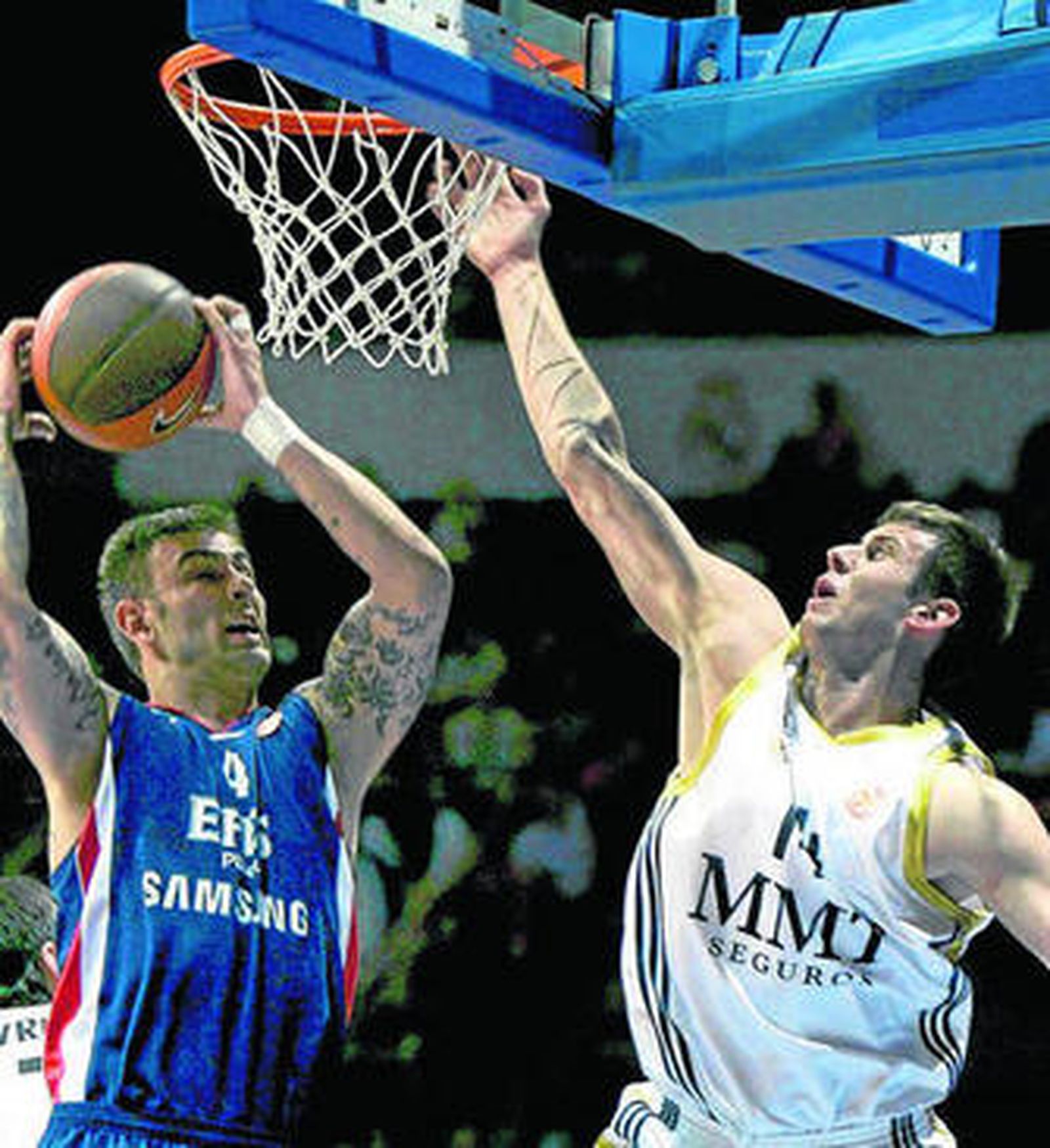 El madridista Velickovic (d) intenta taponar a Kasun.