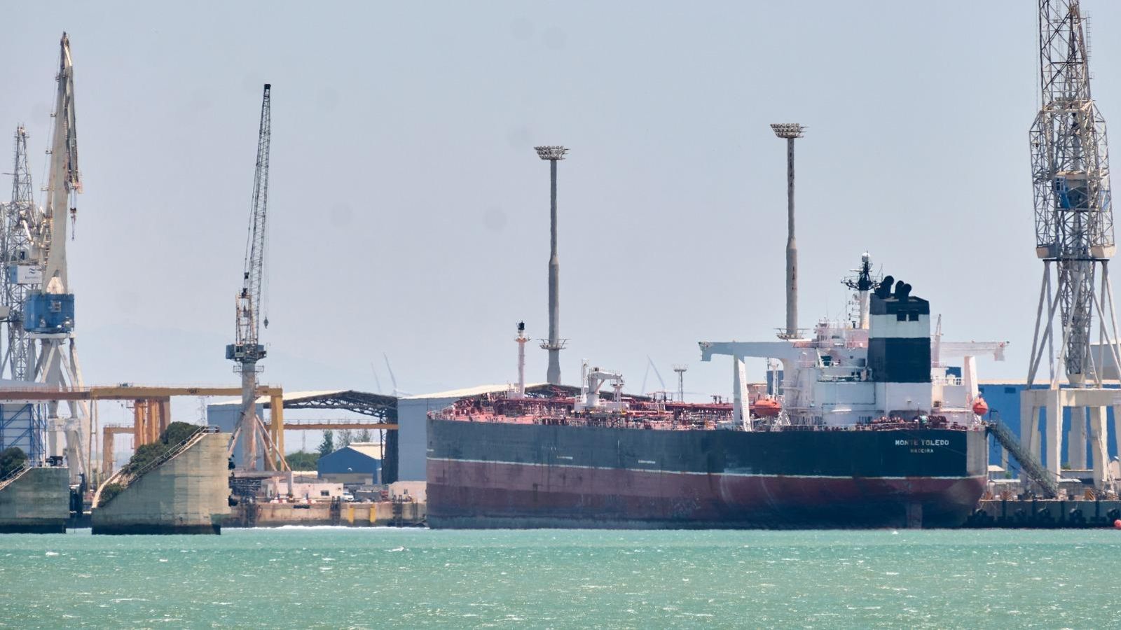 El petrolero 'Monte Toledo', amarrado en la dársena del astillero de Puerto Real.