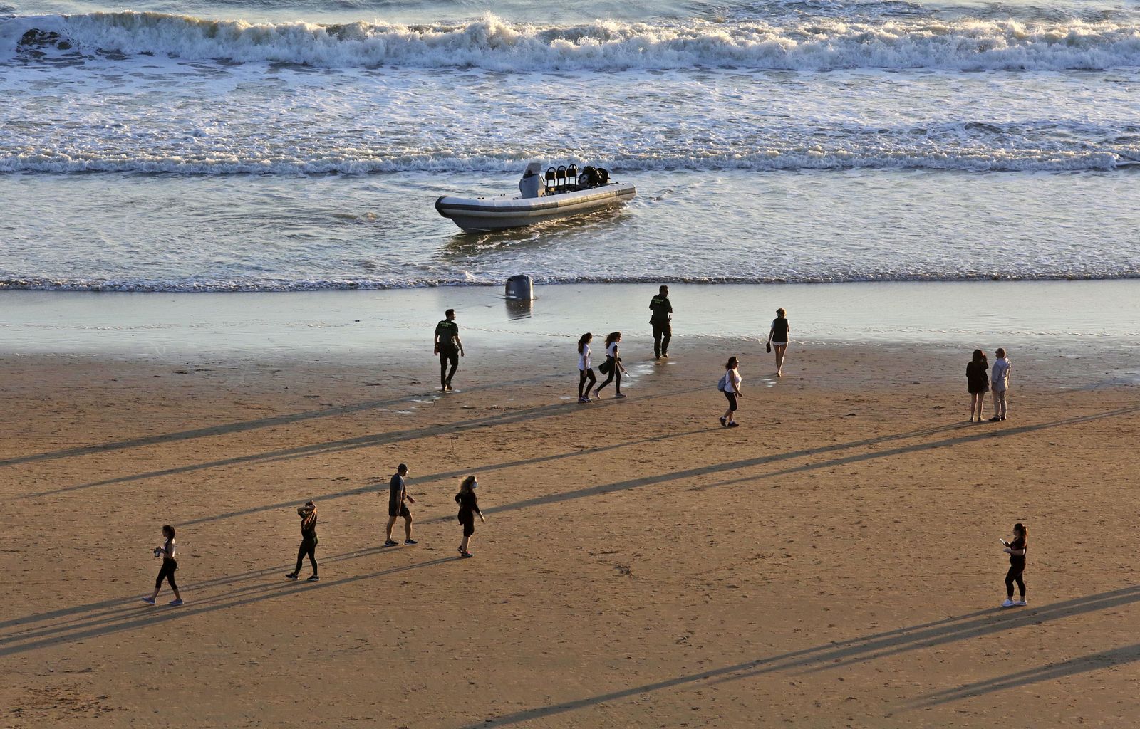 Narcolancha en la playa del Ancla en El Puerto durante el desconfinamiento