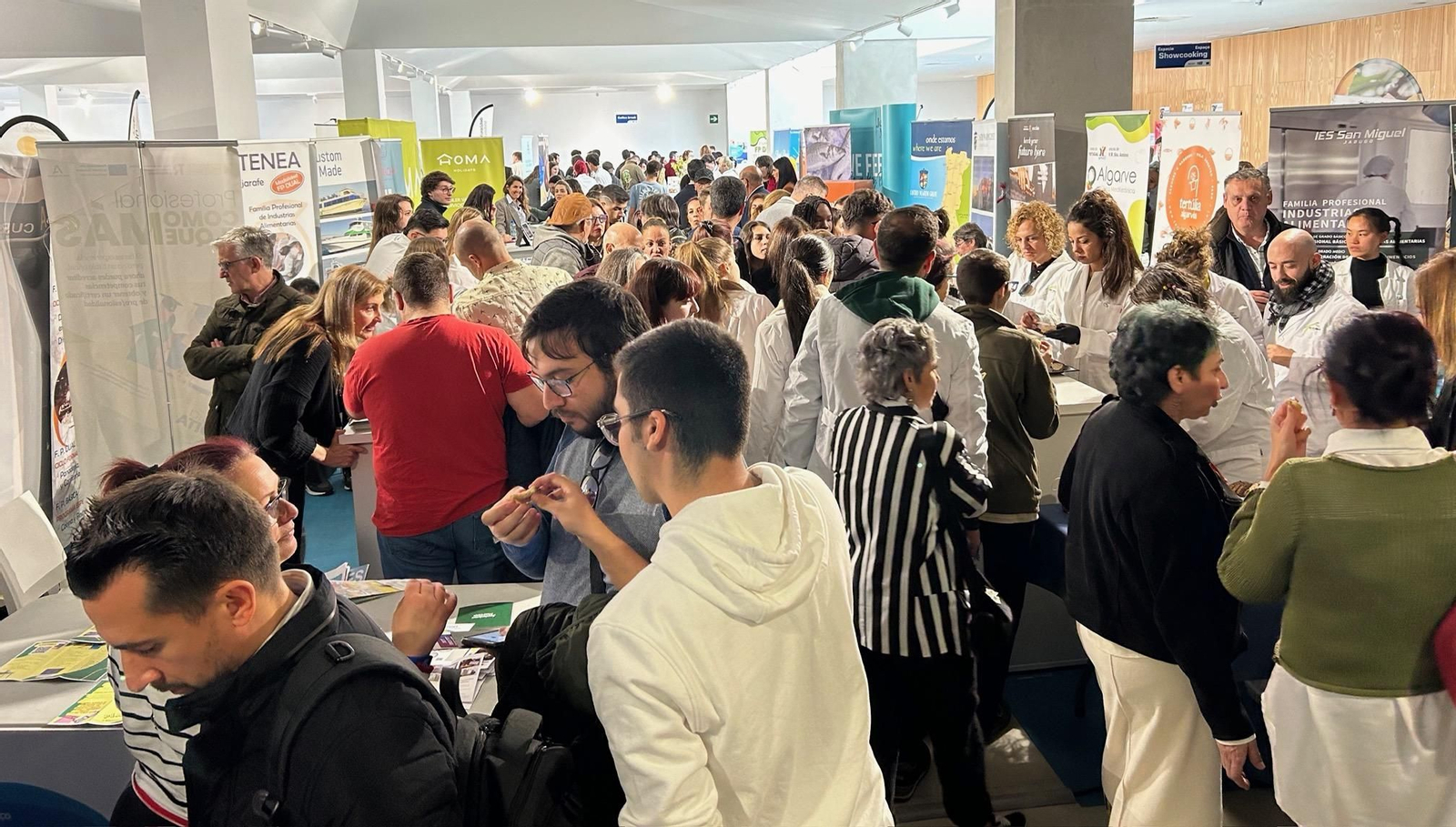 Asistentes a la Feria Transfronteriza de la Oferta Formativa y Prácticas Laborales en Ayamonte.