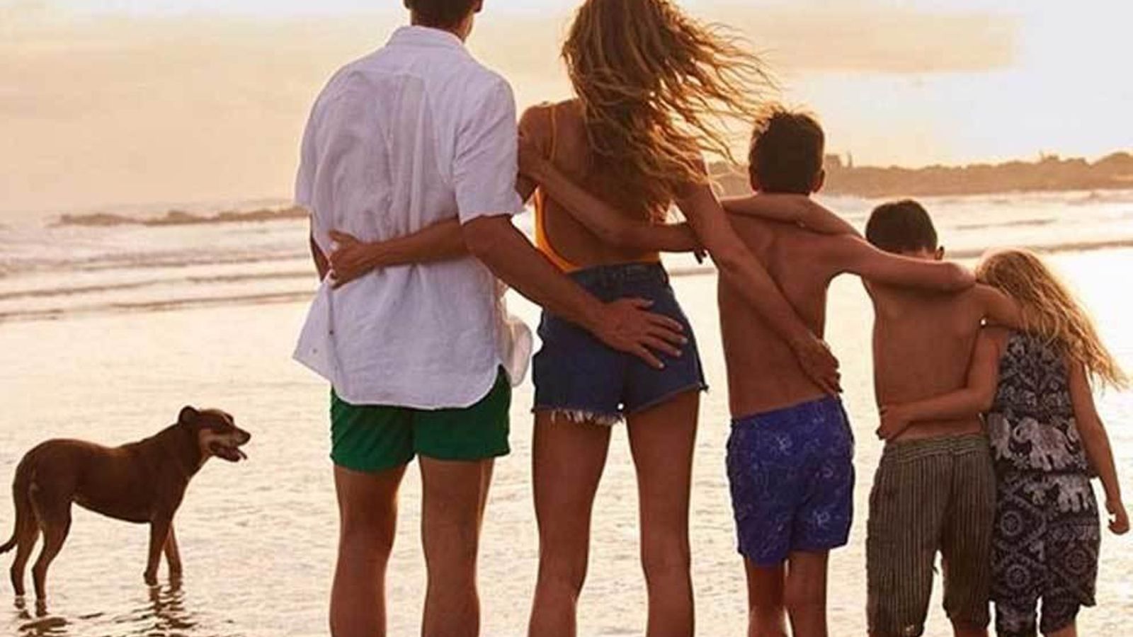 La pareja, con sus dos hijos y el hijo que él tuvo de una relación anterior con un actriz.