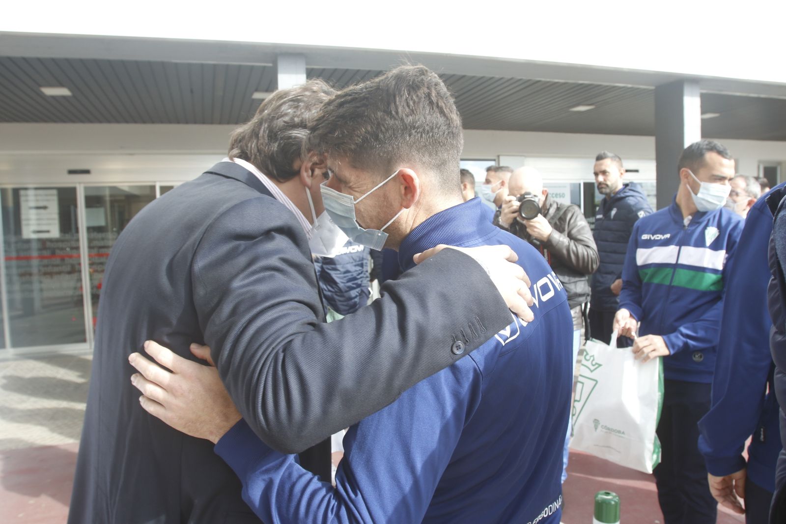 La visita del Córdoba CF al Hospital Reina Sofía, en imágenes