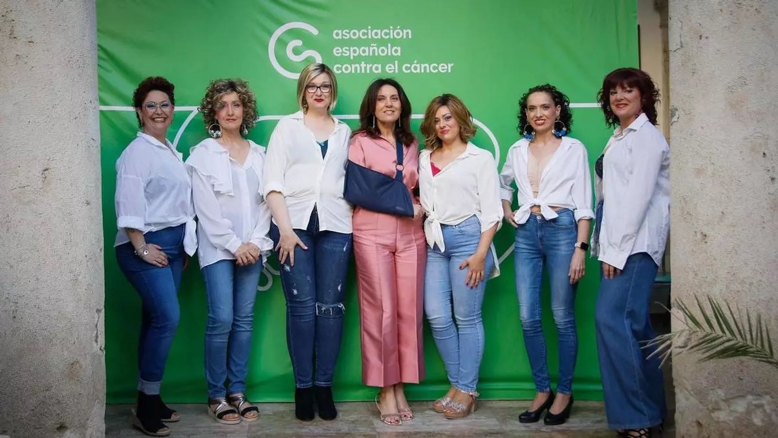 Magdalena Cantero, junto a las seis participantes en el desfile 'Mucho por vivir' de Almería