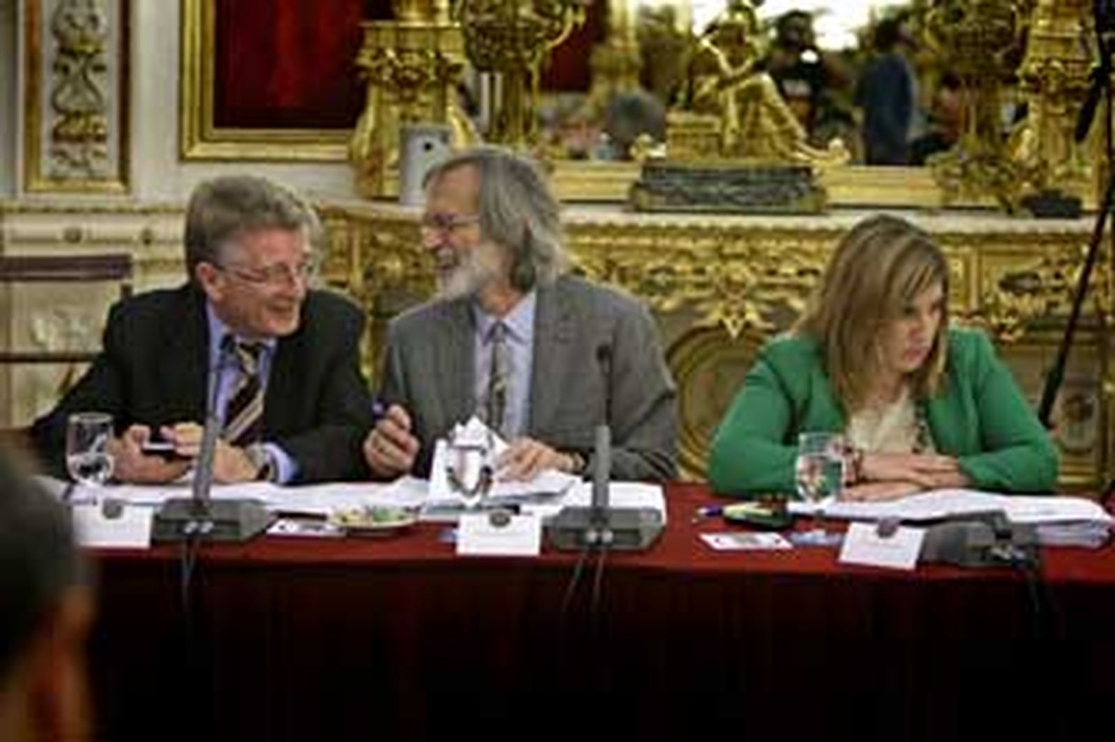 Cabaña y Pérez Peralta sonríen junto a la nueva portavoz del PSOE en Diputación, Irene García. /Julio González