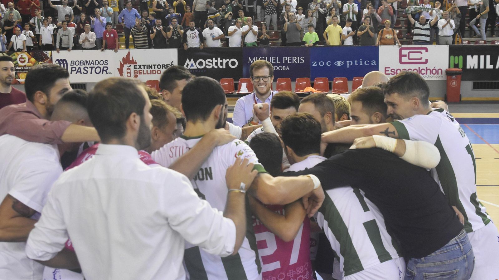 Los jugadores blanquiverdes celebran su triunfo ante O Parrulo.
