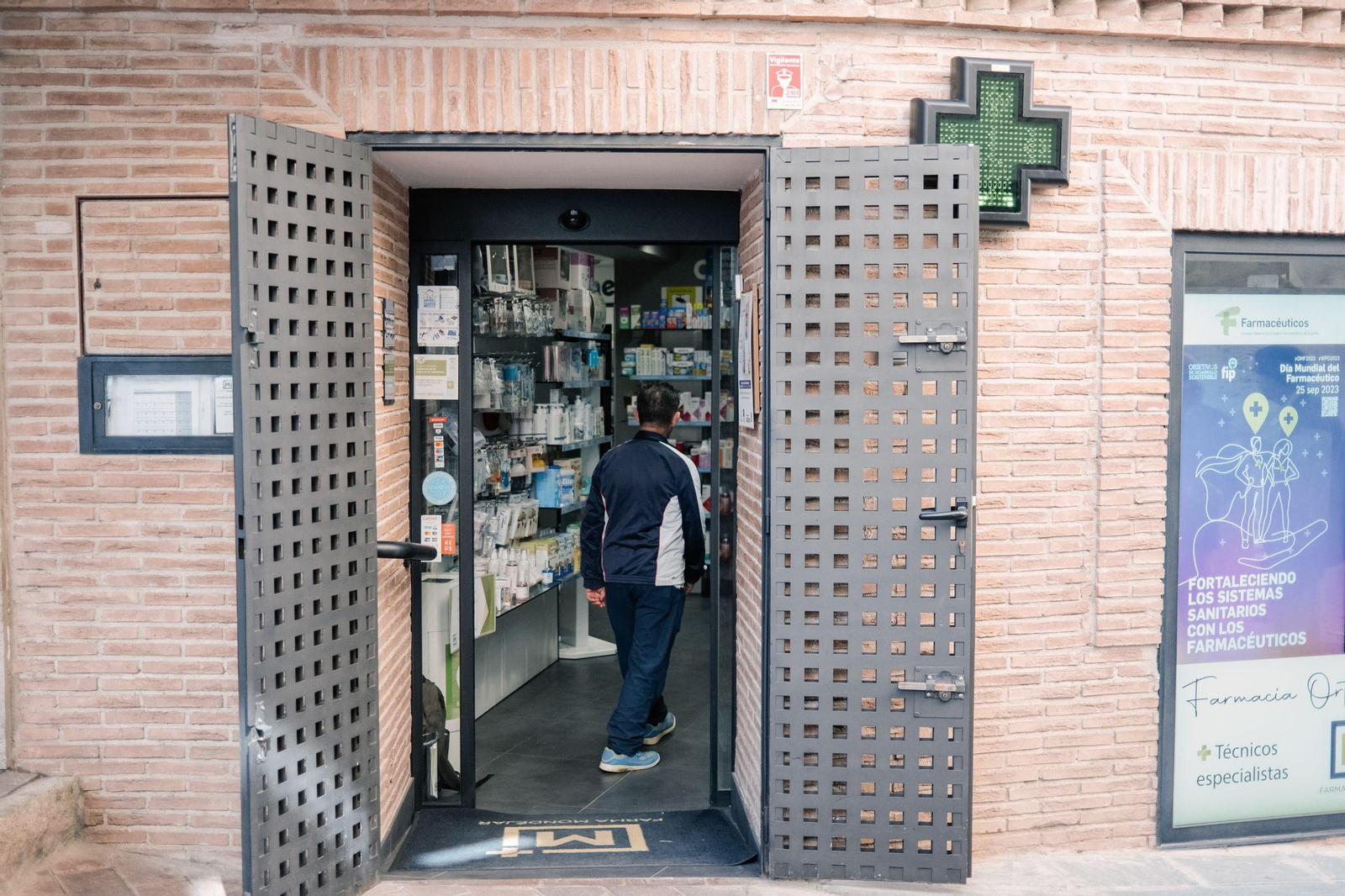 Un cliente entra en una farmacia. Un cliente entra en una farmacia.