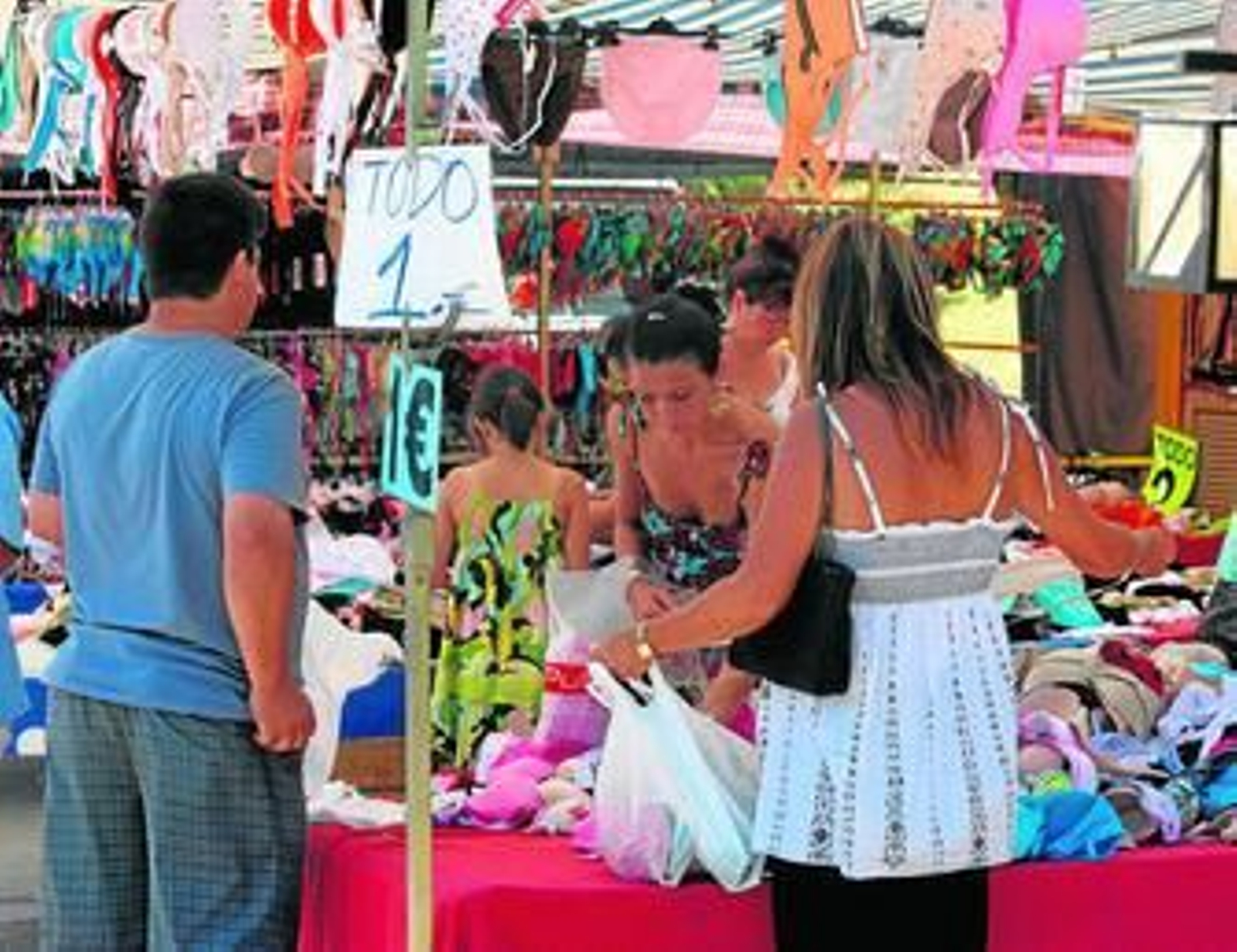 Imagen de archivo de unos de los puestos del mercadillo.