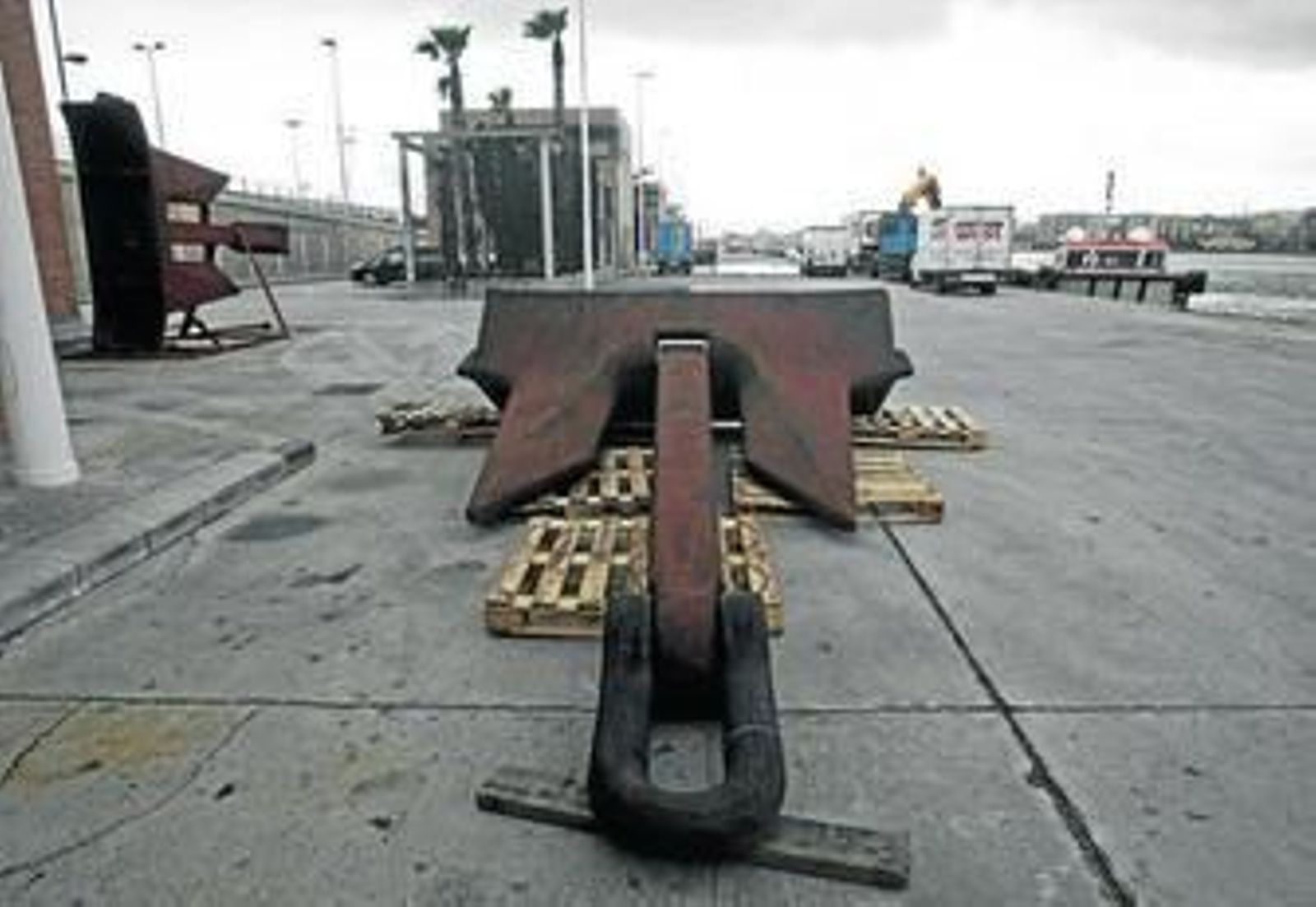Una de las anclas que se instalará en el buque hoy, en el muelle de embarcaciones auxiliares.