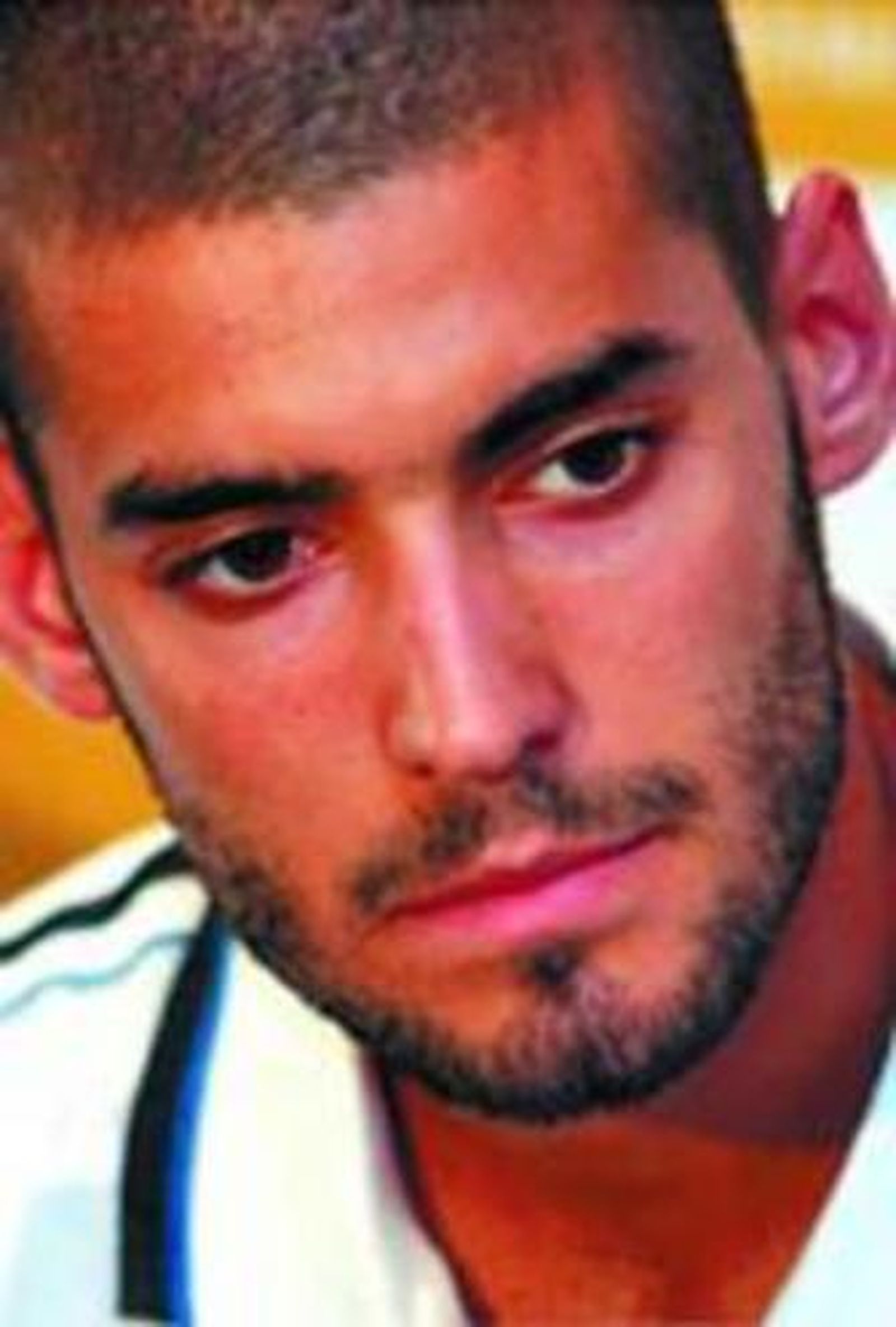 Martí Crespí, flanqueado por Álvaro Mejía y David de Coz durante el partido de ayer en Chapín.