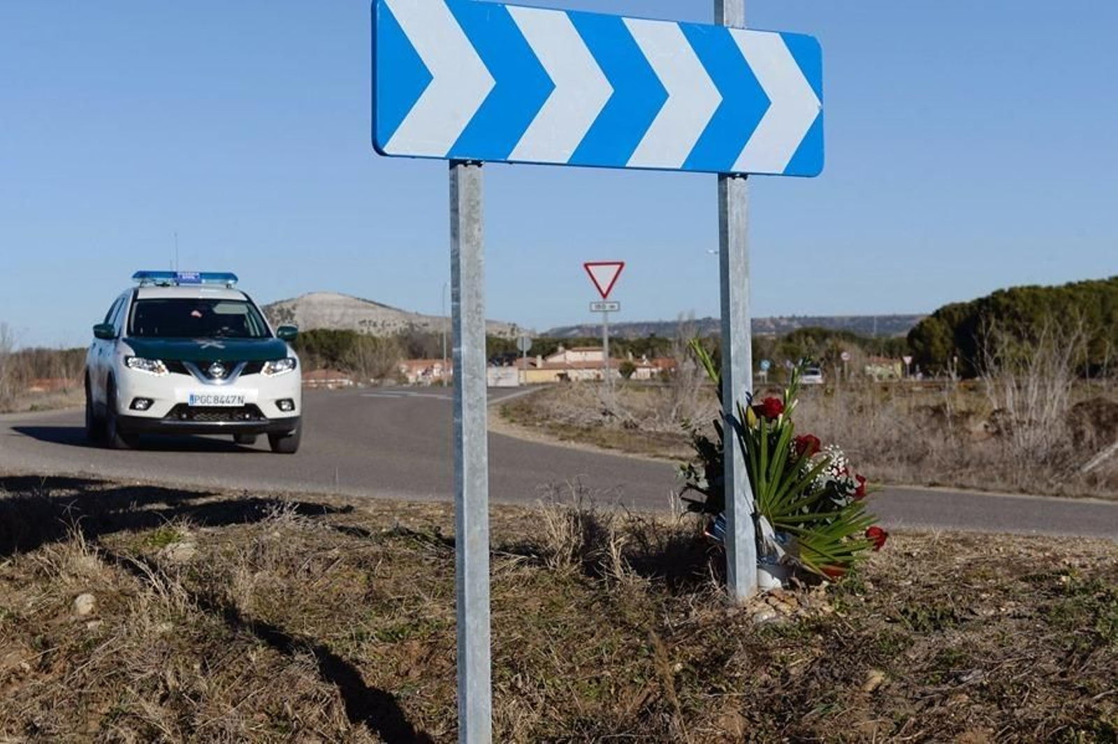Un vehículo de la Guardia Civil pasa junto al lugar donde se encontró el cuerpo sin vida de Esther López