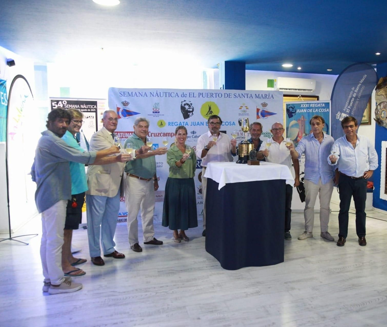 Juan Castañeda, Eric Perignat, Jose María Escribano, Manuel Ramos, Ana Mestre, Santiago Villagrán, Paco Coro, José Ignacio González Nieto, Kiko Sánchez Prieto y Ángel Ruiz, durante el brindis.