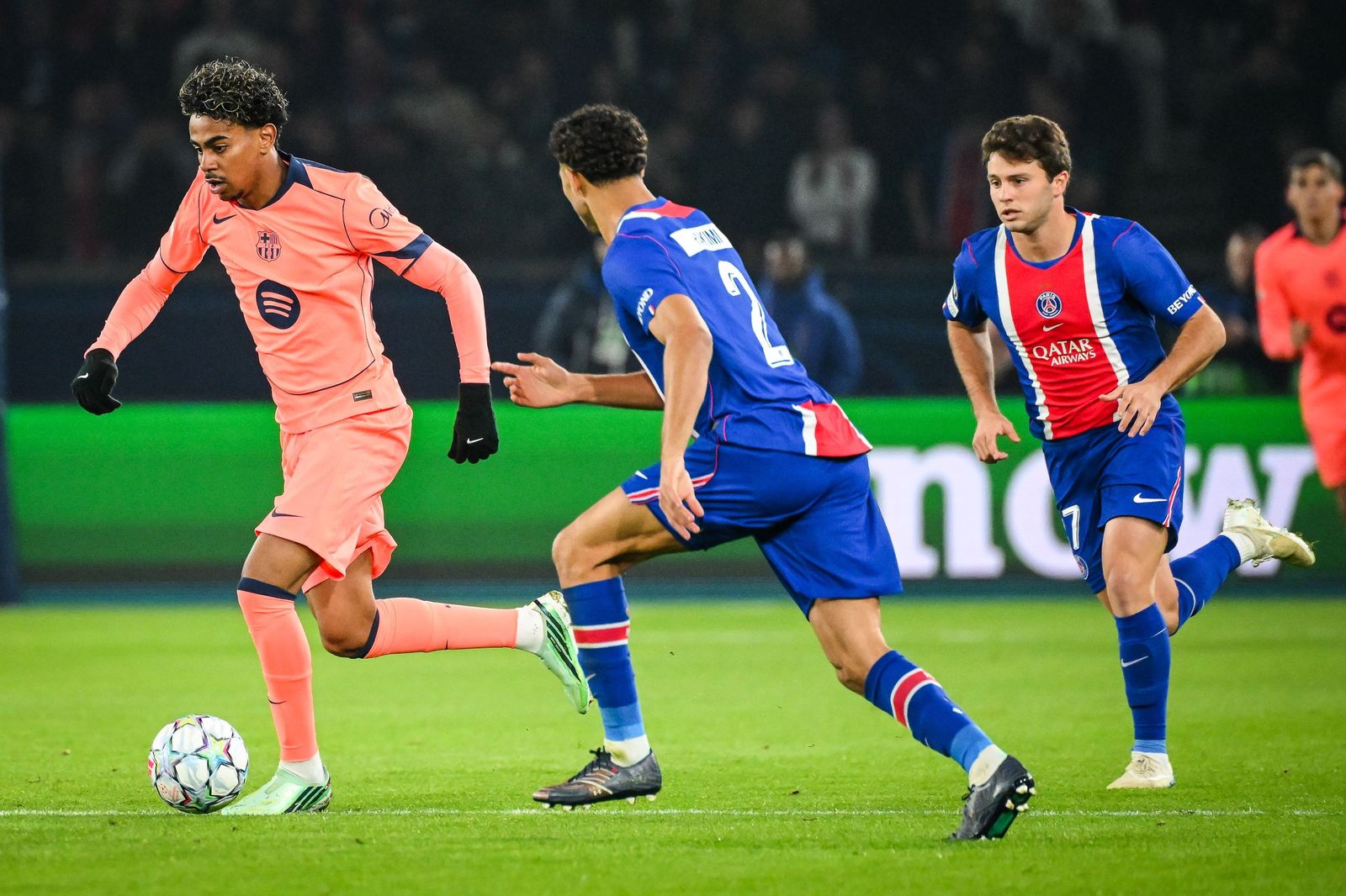 라민 야말 PSG 수비수를 상대로 드리블하는 바르셀로나 원정 경기 현장 사진