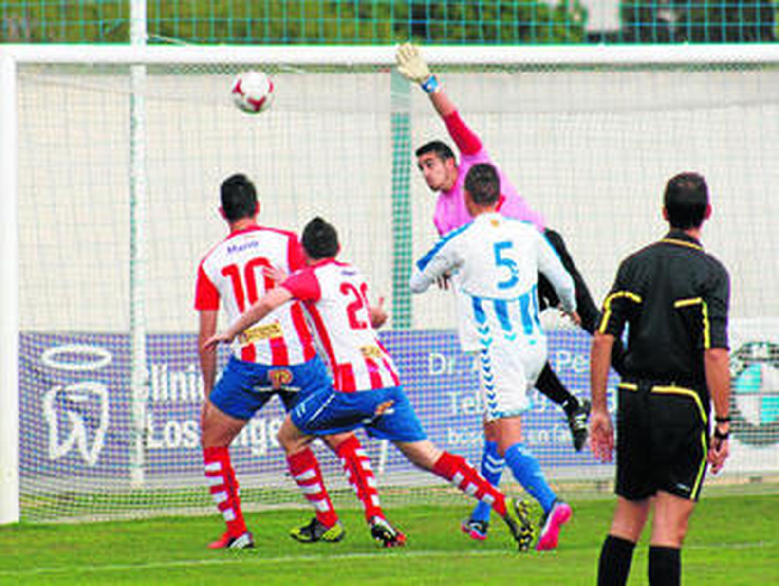 Romero, que volvió a la titularidad, trata de alcanzar un balón ante la mirada de Mario e Iván.