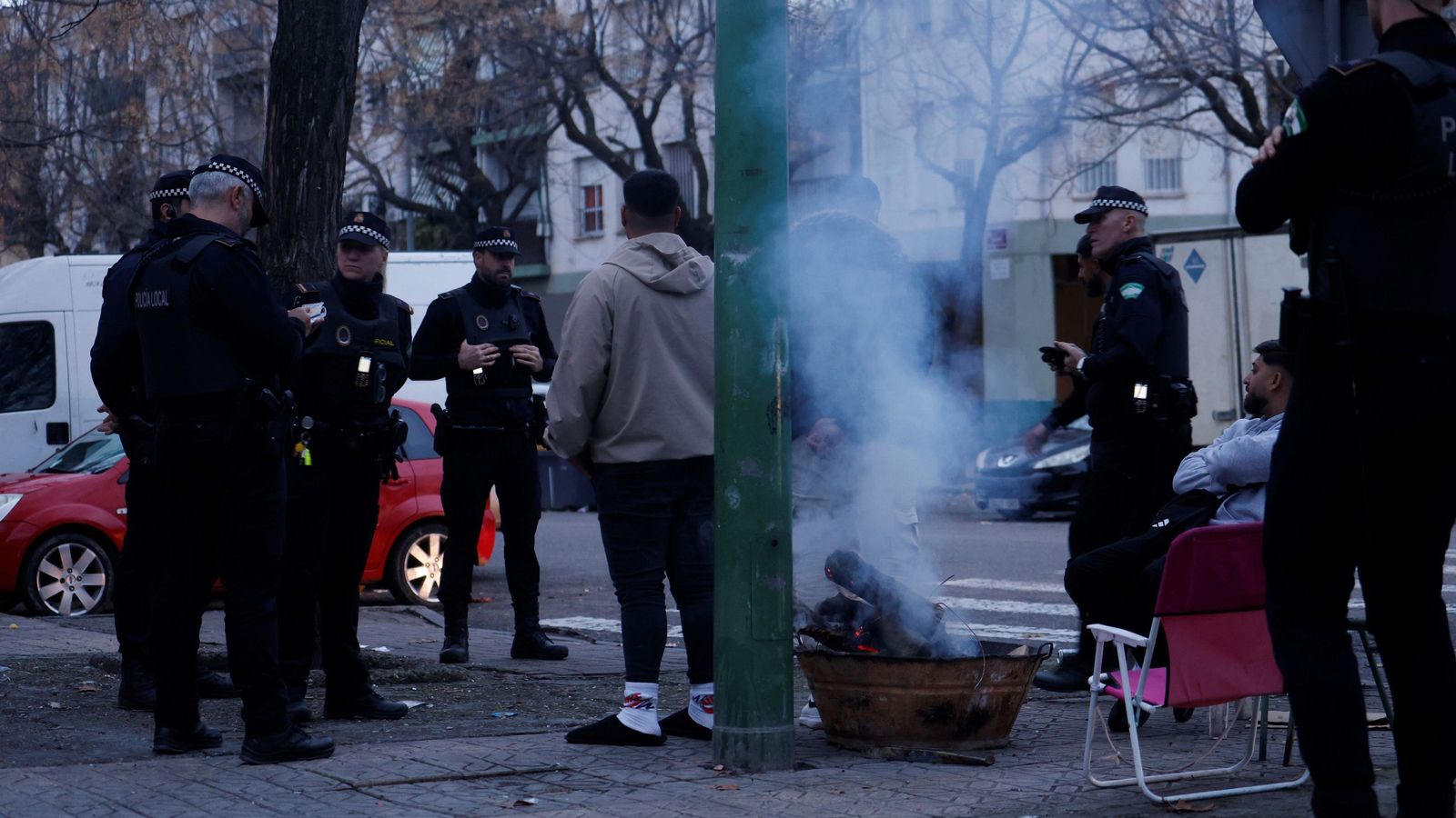 El Grupo Rayo apercibe a unos vecinos por una candela.