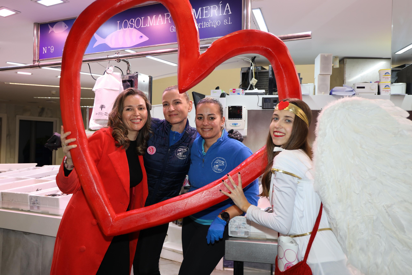 Con la campaña 'El comercio de El Ejido te quiere' los establecimientos los establecimientos locales se han llenado de amor.