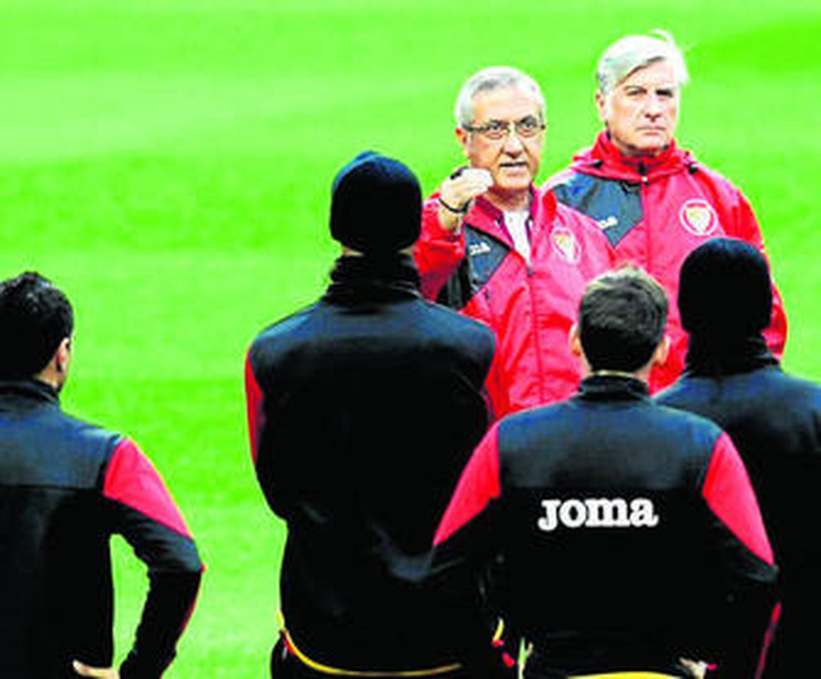 Manzano habla con sus jugadores, ayer.