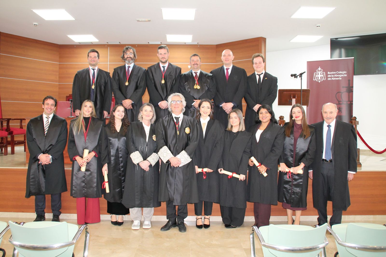 Las colegiadas con sus padrinos y la junta de gobierno.