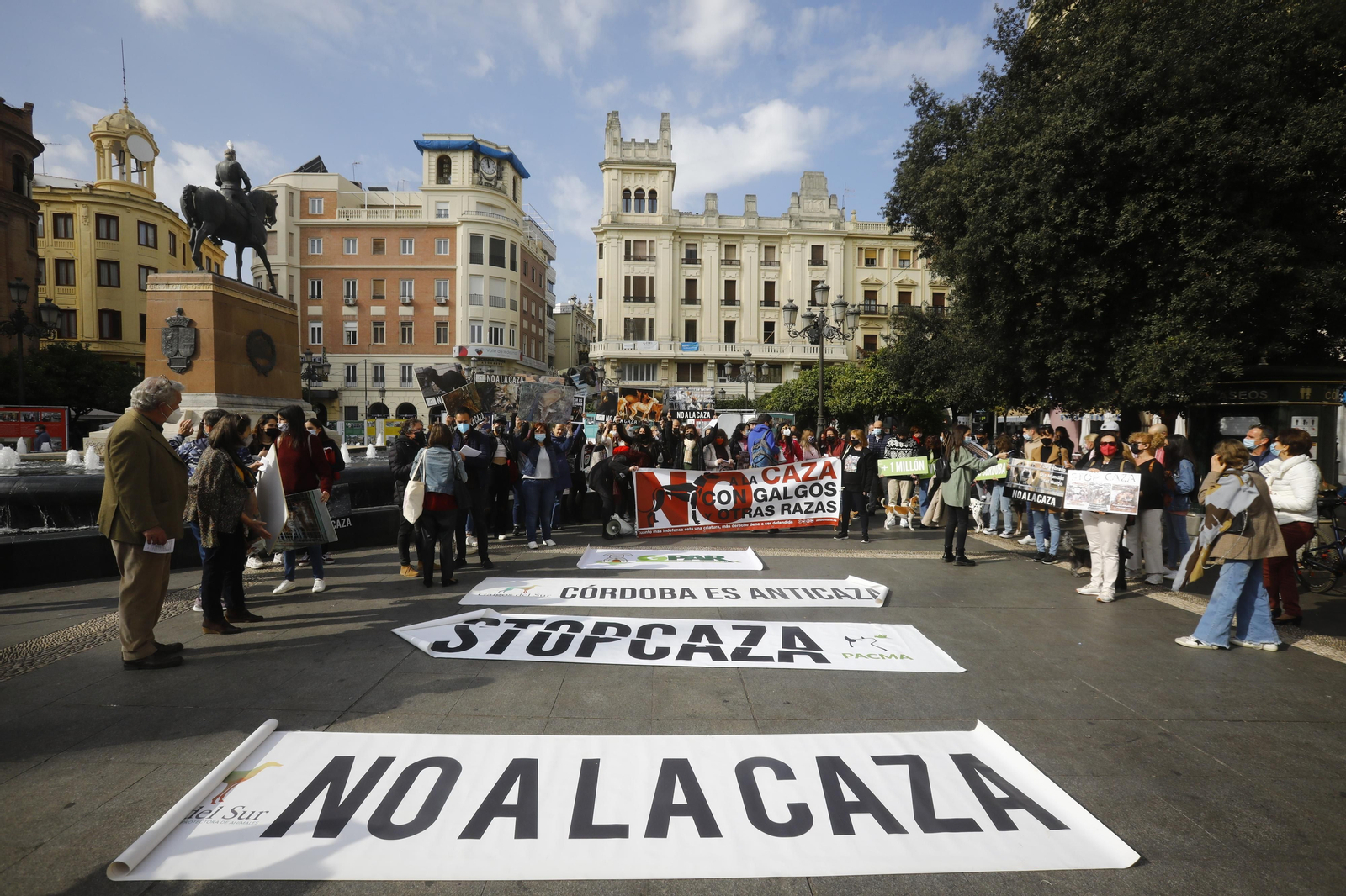 La protesta en Córdoba contra el uso de perros en la caza, en fotografías