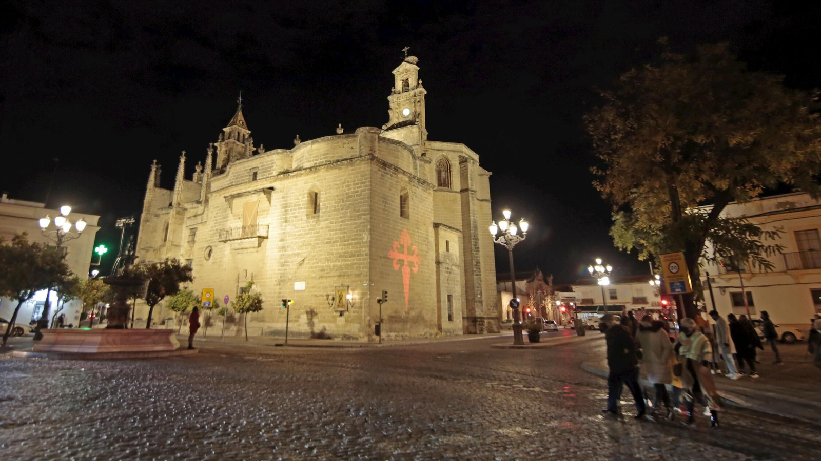 La iglesia de Santiago de Jerez, esta tarde con la nueva iluminación.