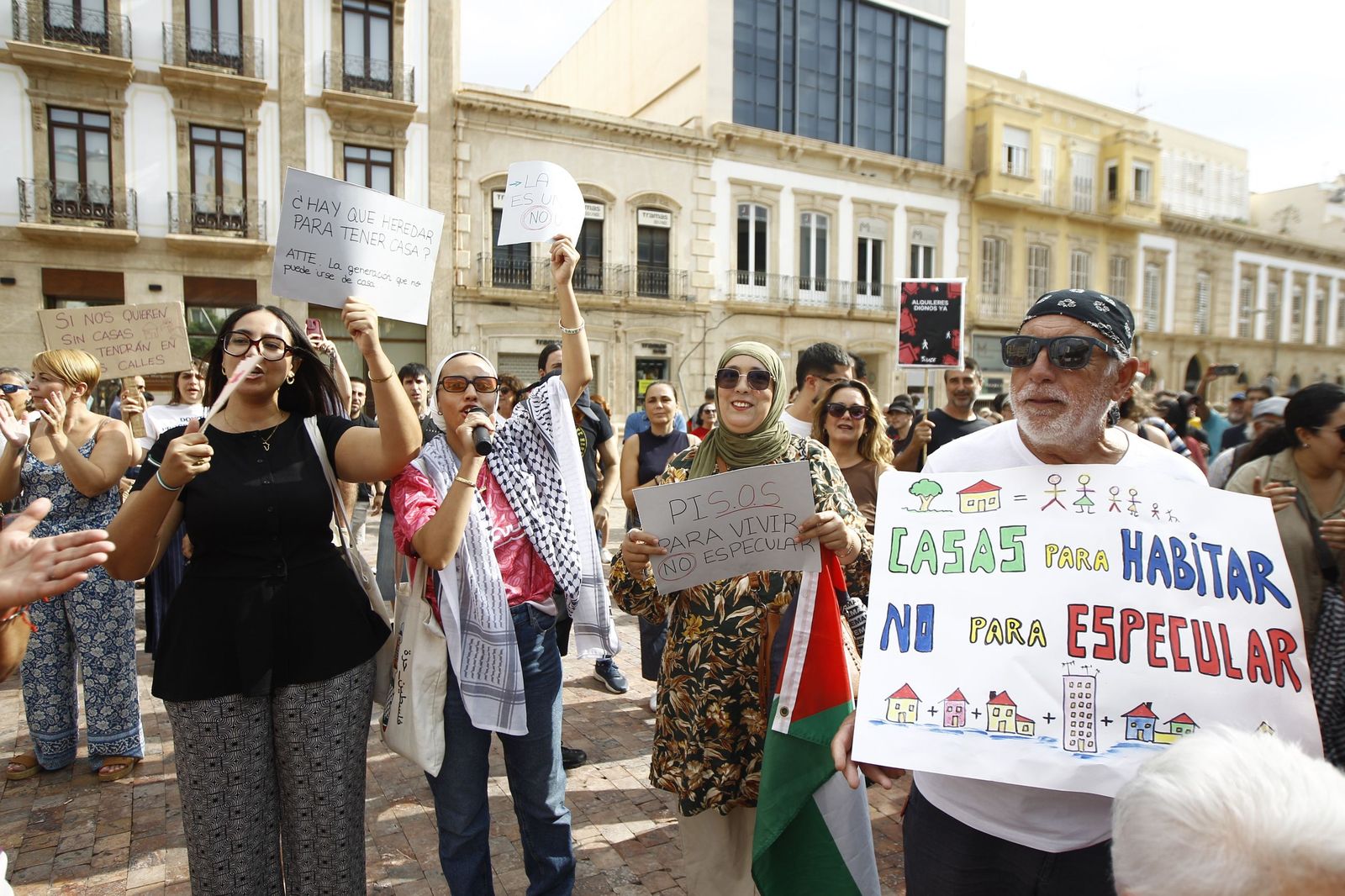 Manifestación en Almería por el derecho a la vivienda, en imágenes