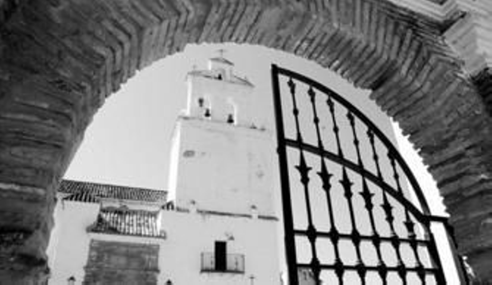 Vista parcial del Santuario de Nuestra Señora Reina de los Ángeles, a través de la puerta que da acceso a su patio central.
