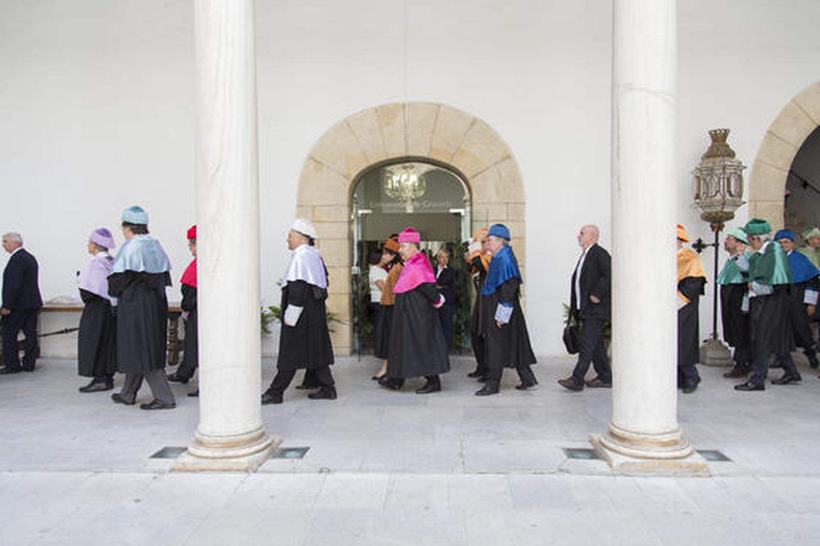 La comitiva por los pasillos en fila.

Foto: Universidad de Granada