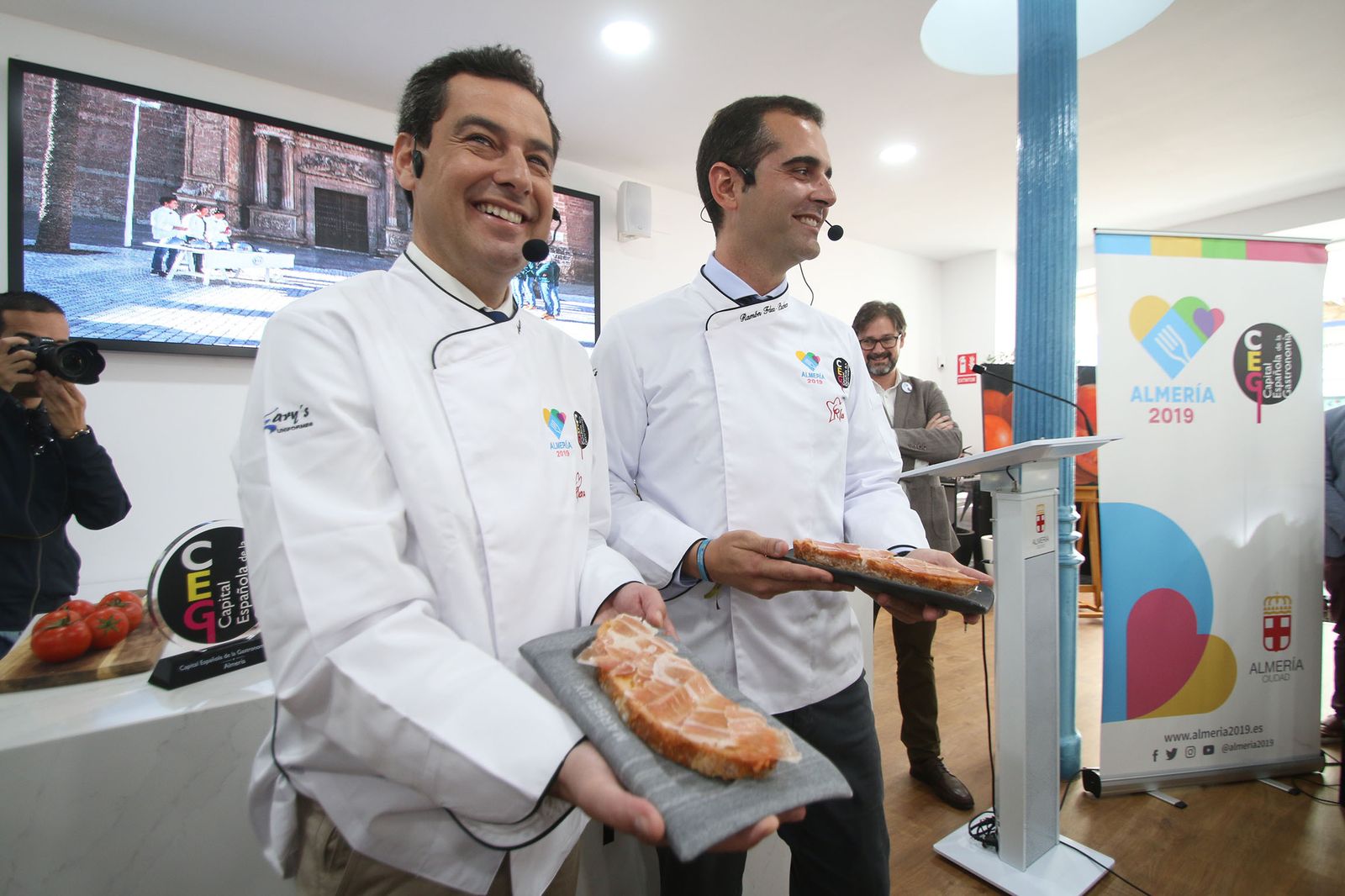 Las imágenes de la visita de Juanma Moreno a Almería