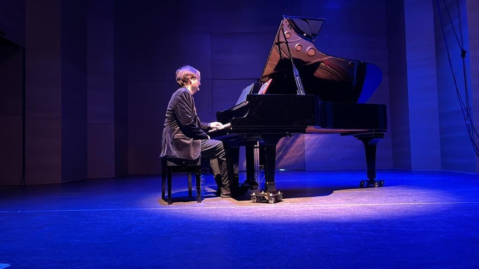 El pianista de la mano izquierda en uno de sus conciertos.