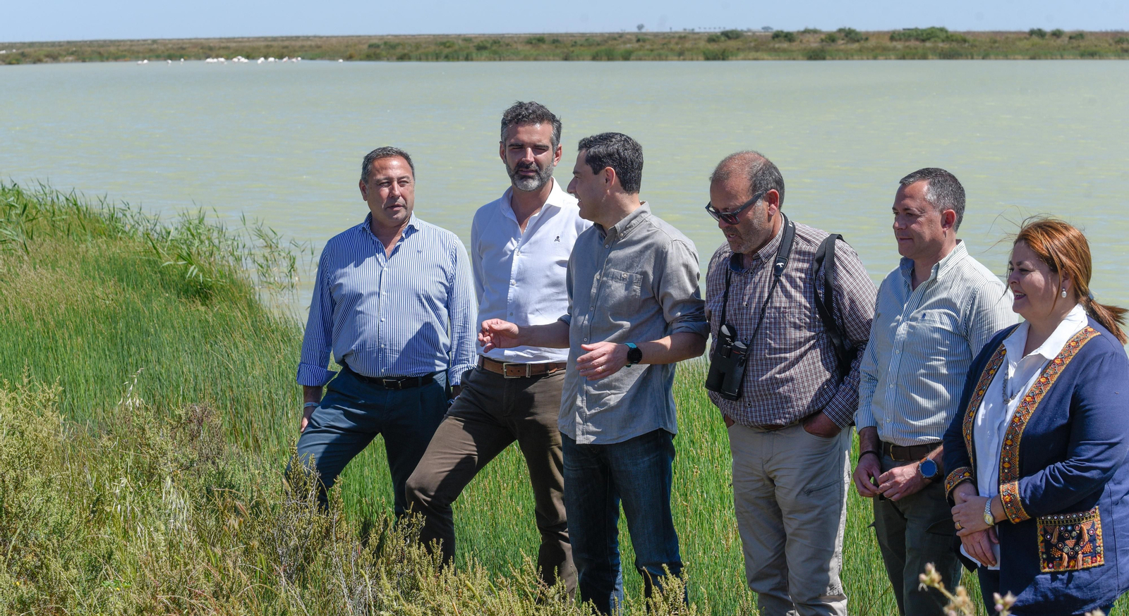 La visita del presidente de la Junta de Andalucía a la finca Veta la Palma, en imágenes