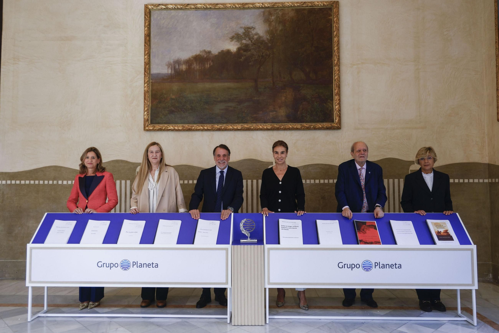 Miembros del jurado del Premio Planeta posan junto a José Creuheras, este martes en Barcelona.