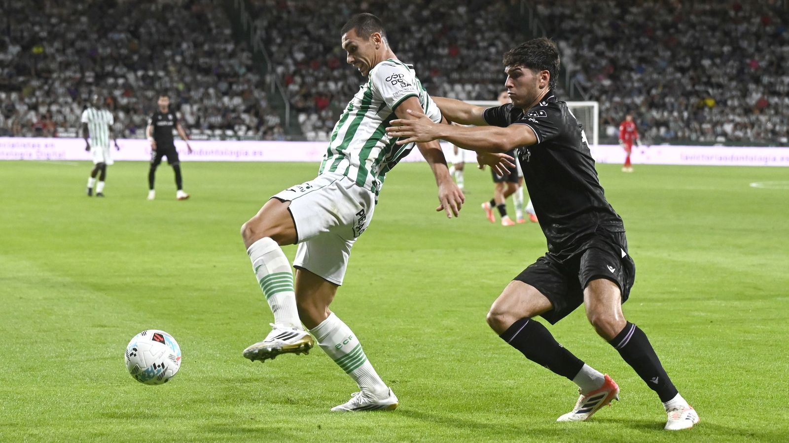 Adri Fuentes controla el balón en un lance del Córdoba CF - Almería de la primera vuelta.