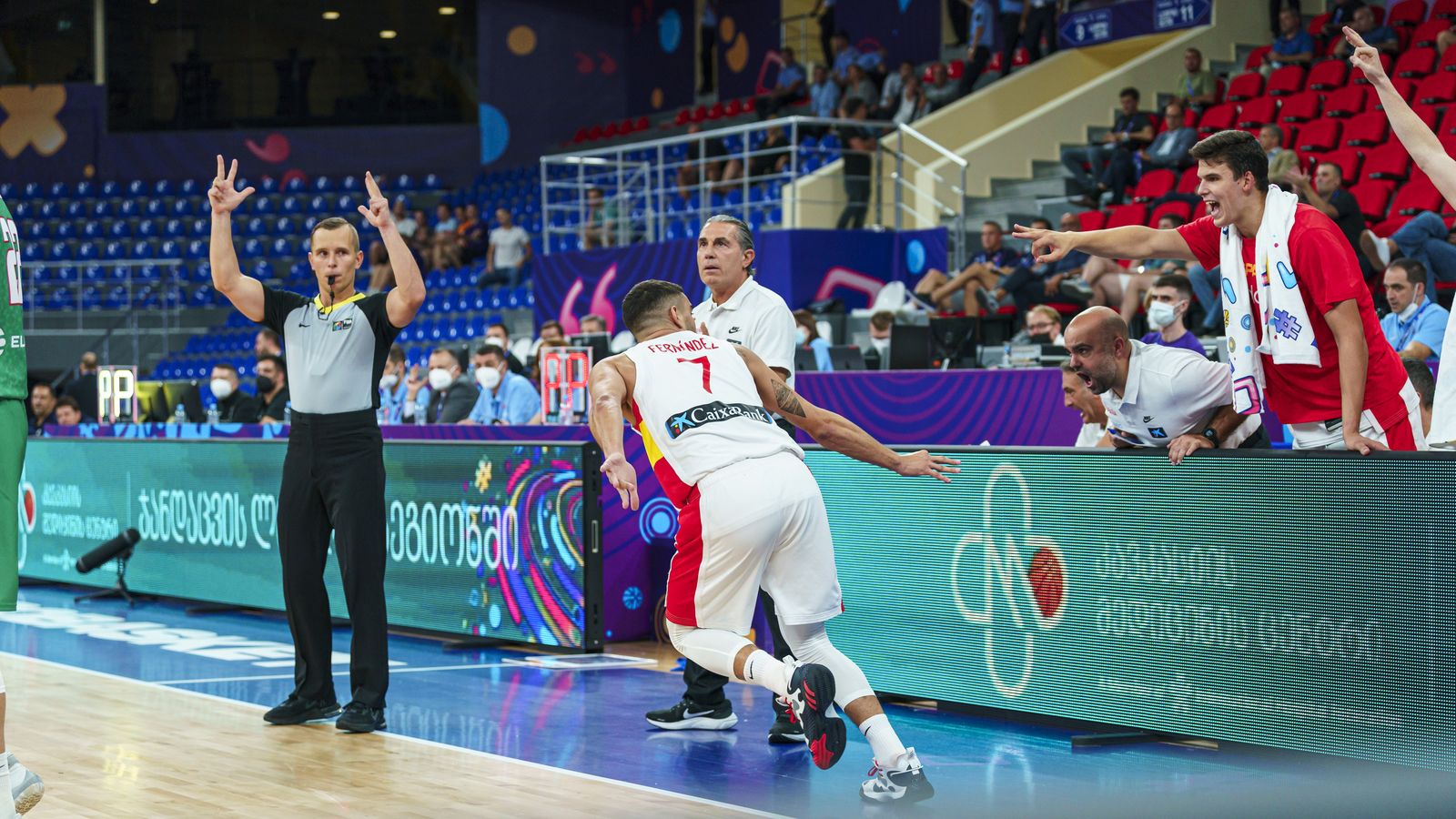 Jaime Fernández celebra un triple durante un encuentro con la selección.