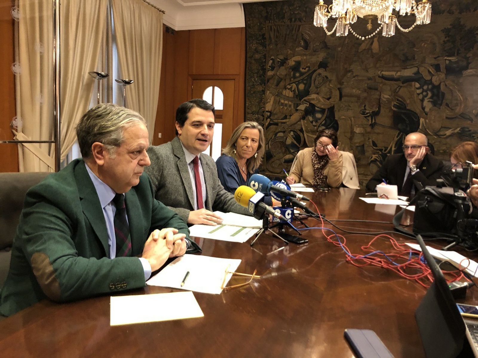 Salvador Fuentes, José María Bellido e Isabel Albás, en el Ayuntamiento.