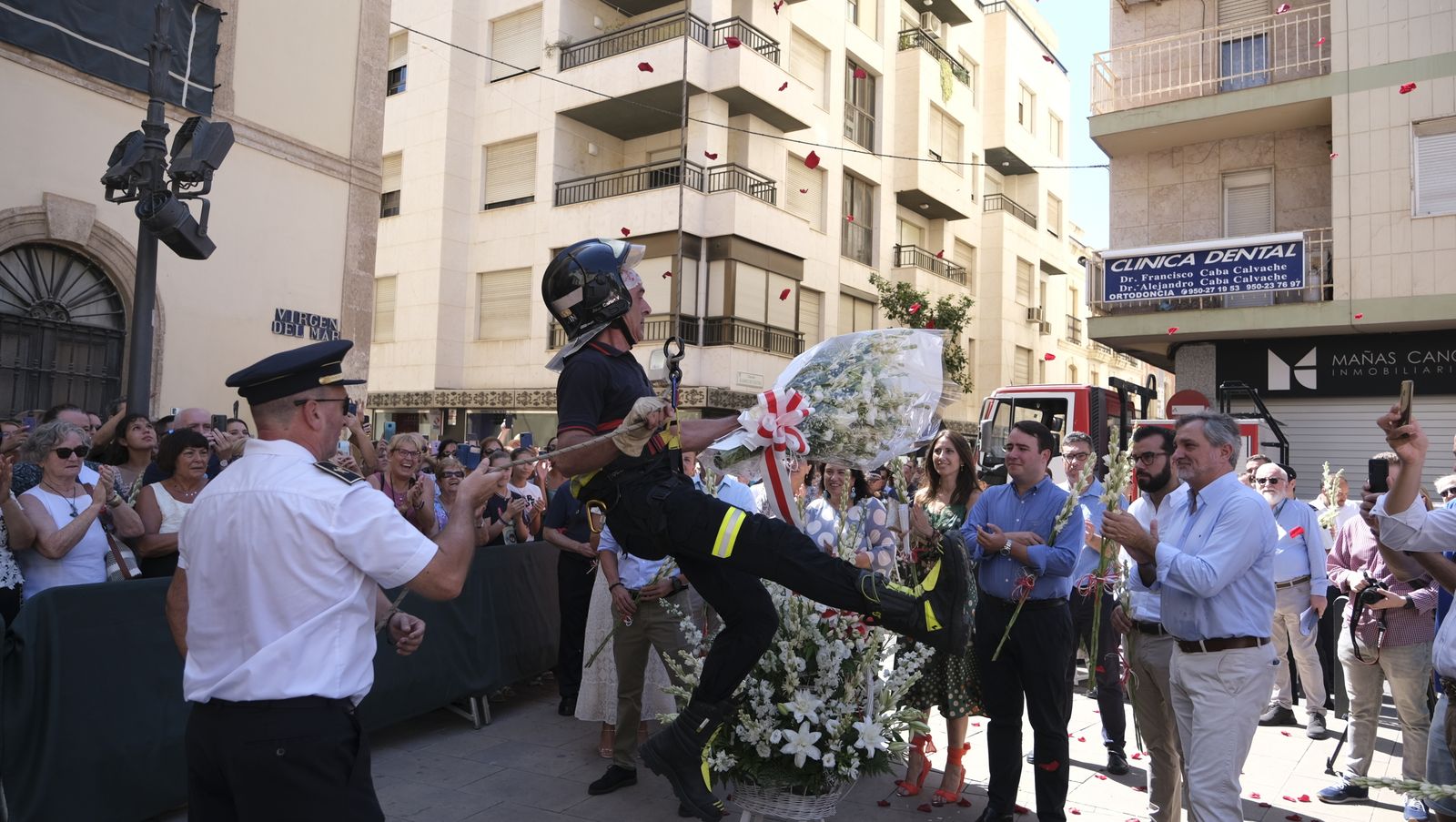 Imágenes de la ofrenda floral a la Virgen del Mar. Feria de Almería 2022